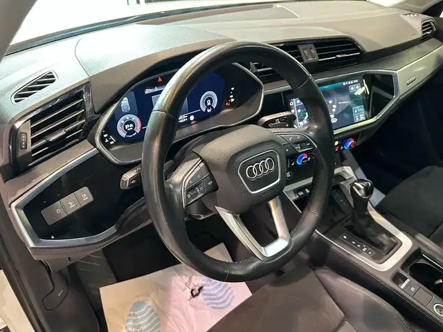 Audi Q3 view 9
