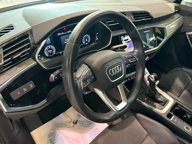 Audi Q3 view 8