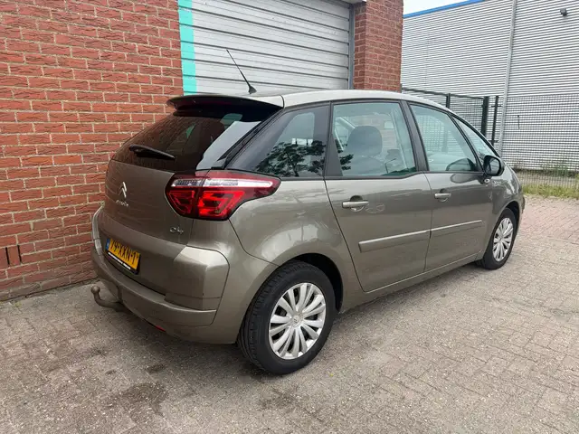 Citroen C4 Picasso view 3