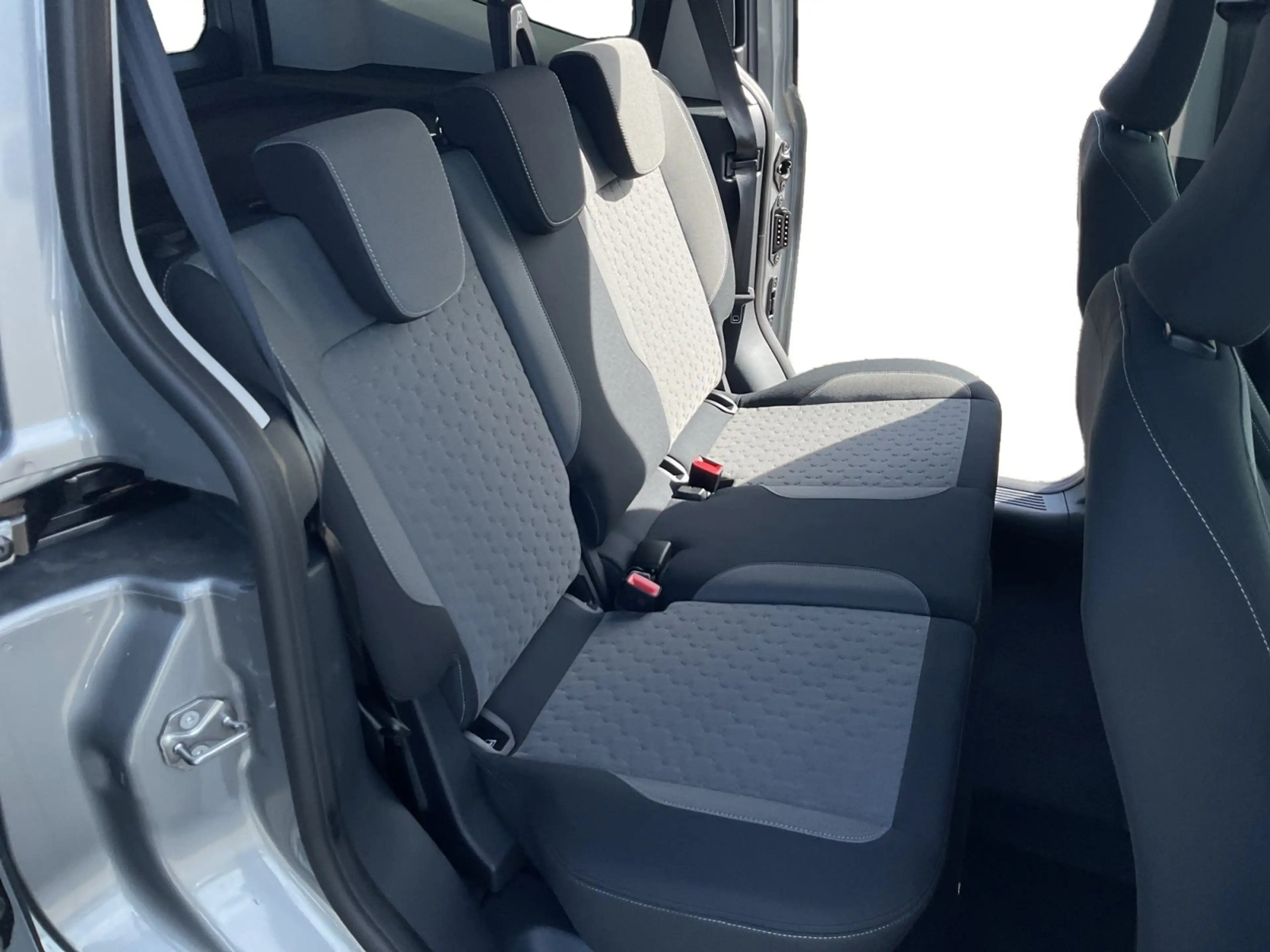 Ford Tourneo Courier Titanium*Automatic*Kamera*CLIMATRONIC*WinterPak* — photo 14