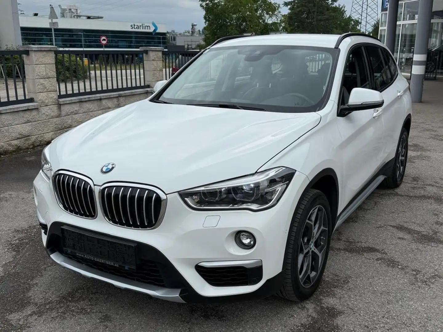BMW X1 sDrive 18 i xLine Aut. Weiß - 1