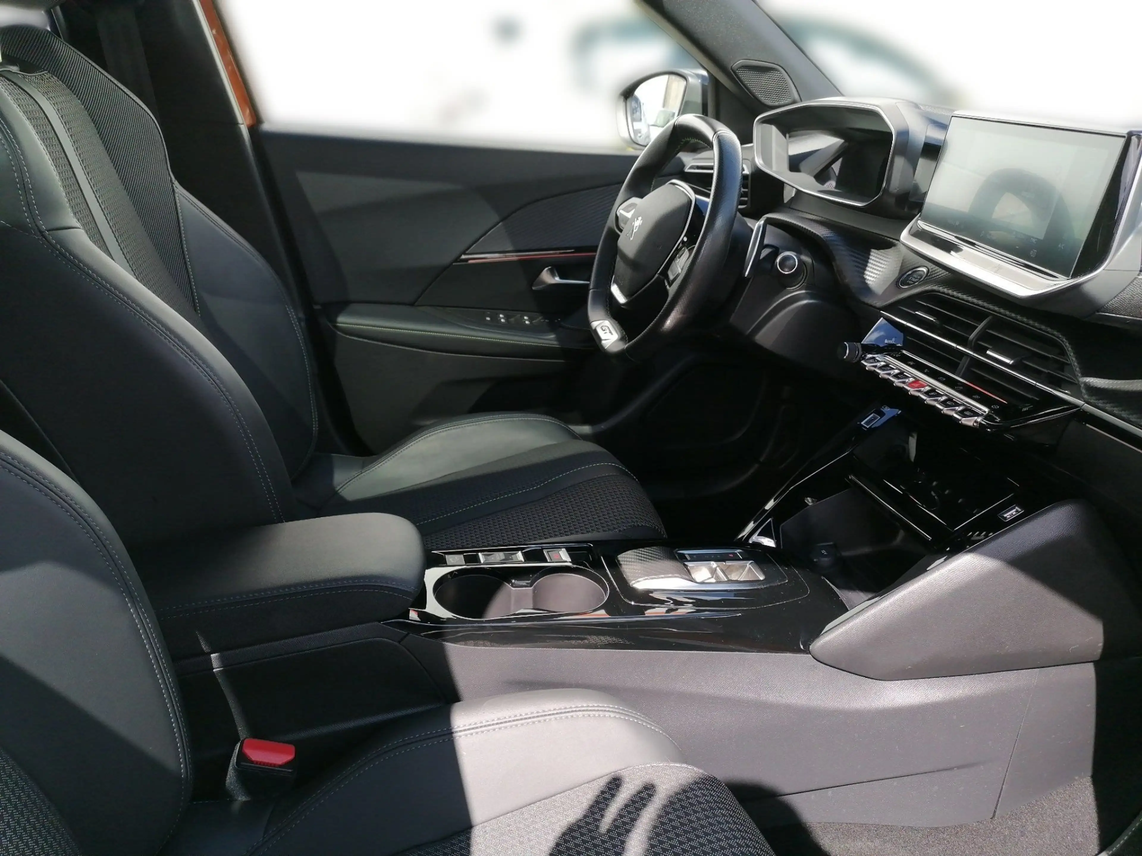 Peugeot 2008 1.2 PureTech 130 GT LED Navi PDC Schiebed. — photo 15