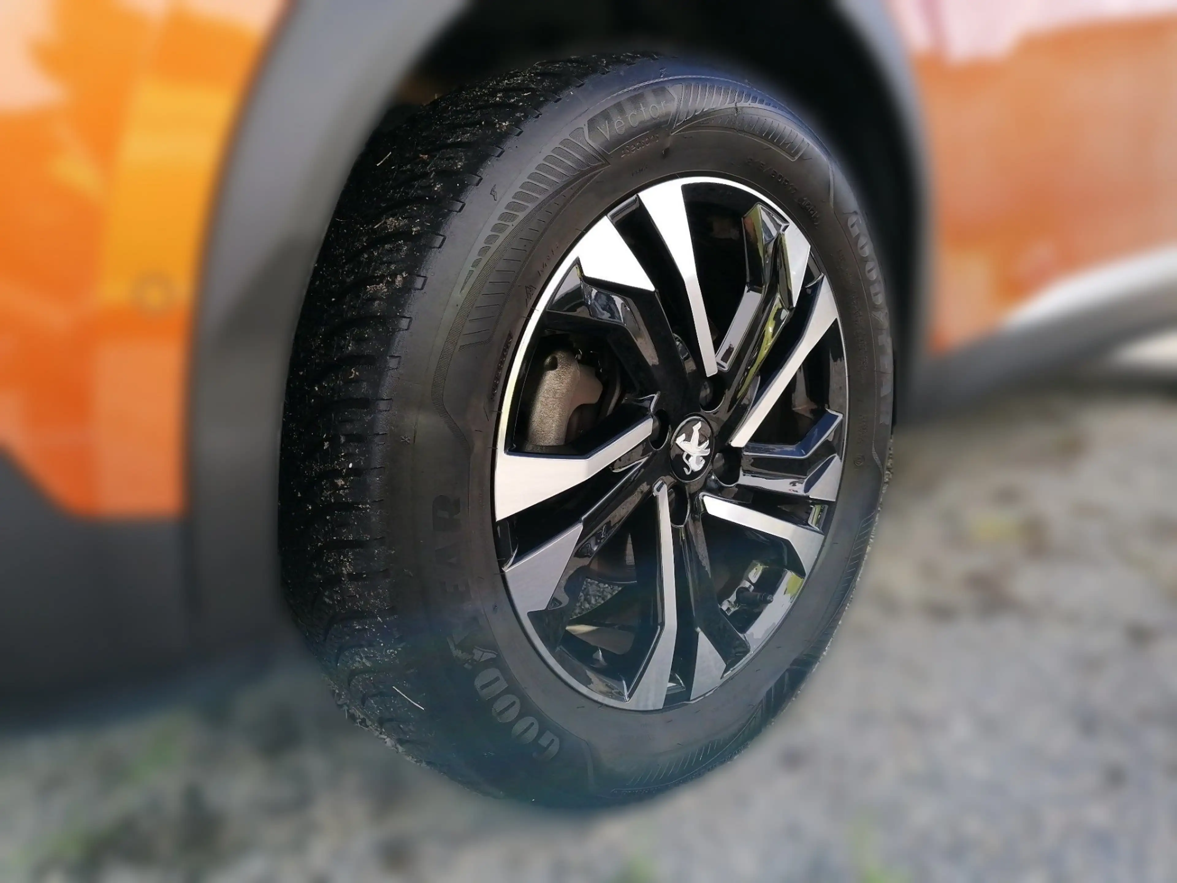 Peugeot 2008 1.2 PureTech 130 GT LED Navi PDC Schiebed. — photo 4