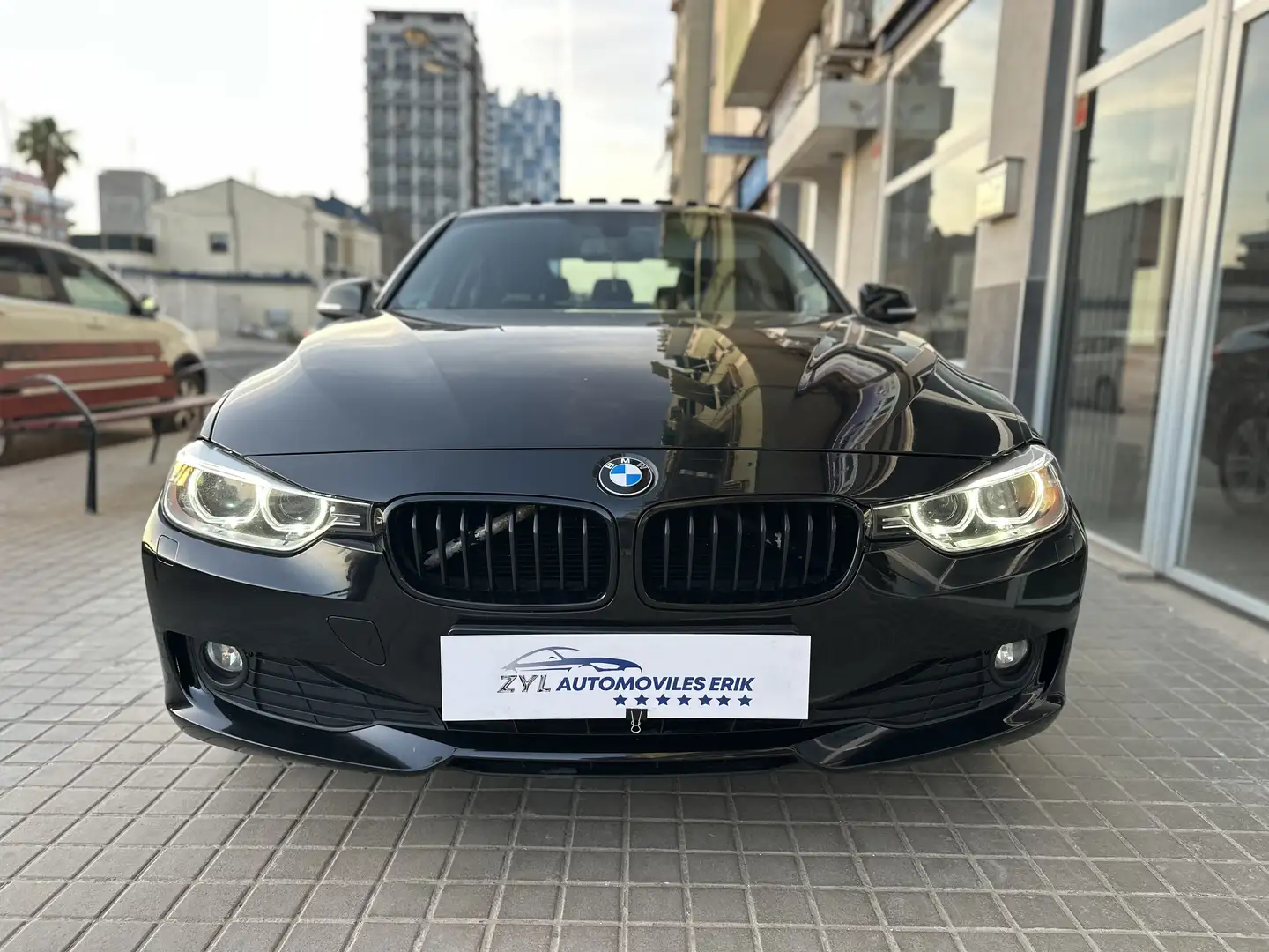 BMW 320 320d xDrive Luxury - 1