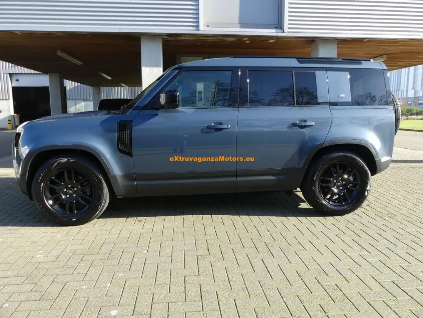 Land Rover Defender 110 D250SE-Cam-Pano-Meridian-Towbar-BlackPack-Full Blauw - 2