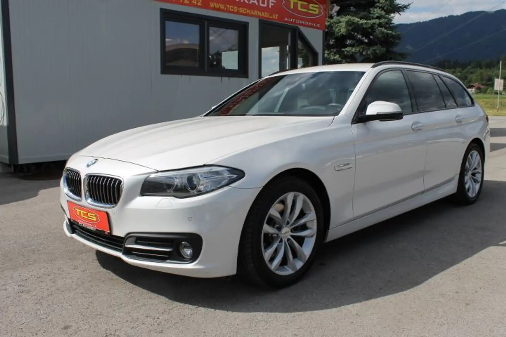 BMW 520 5er-Reihe Kombi Allrad Diesel (F11 LCI) xDrive T Bílá - 1