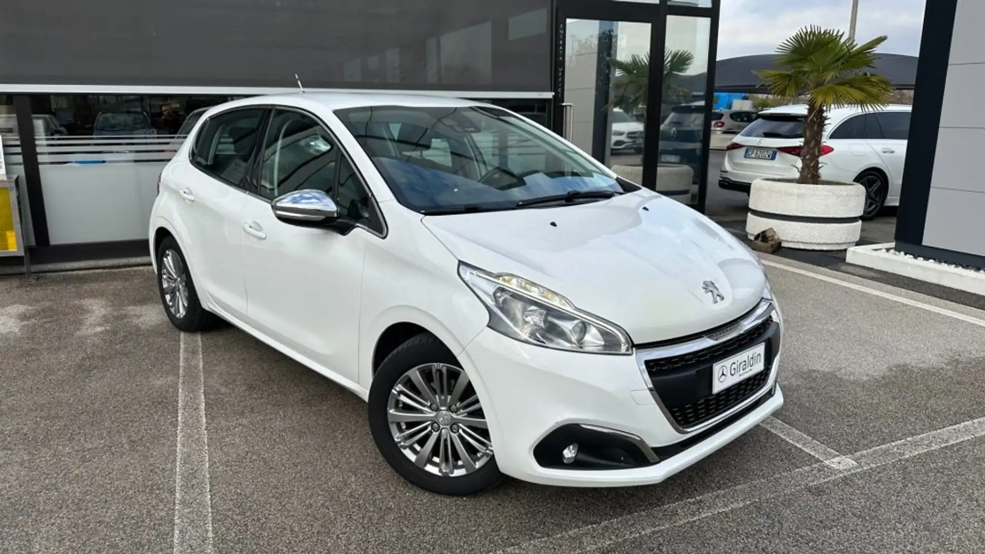 Peugeot 208 PureTech 82 5 porte Allure Weiß - 1