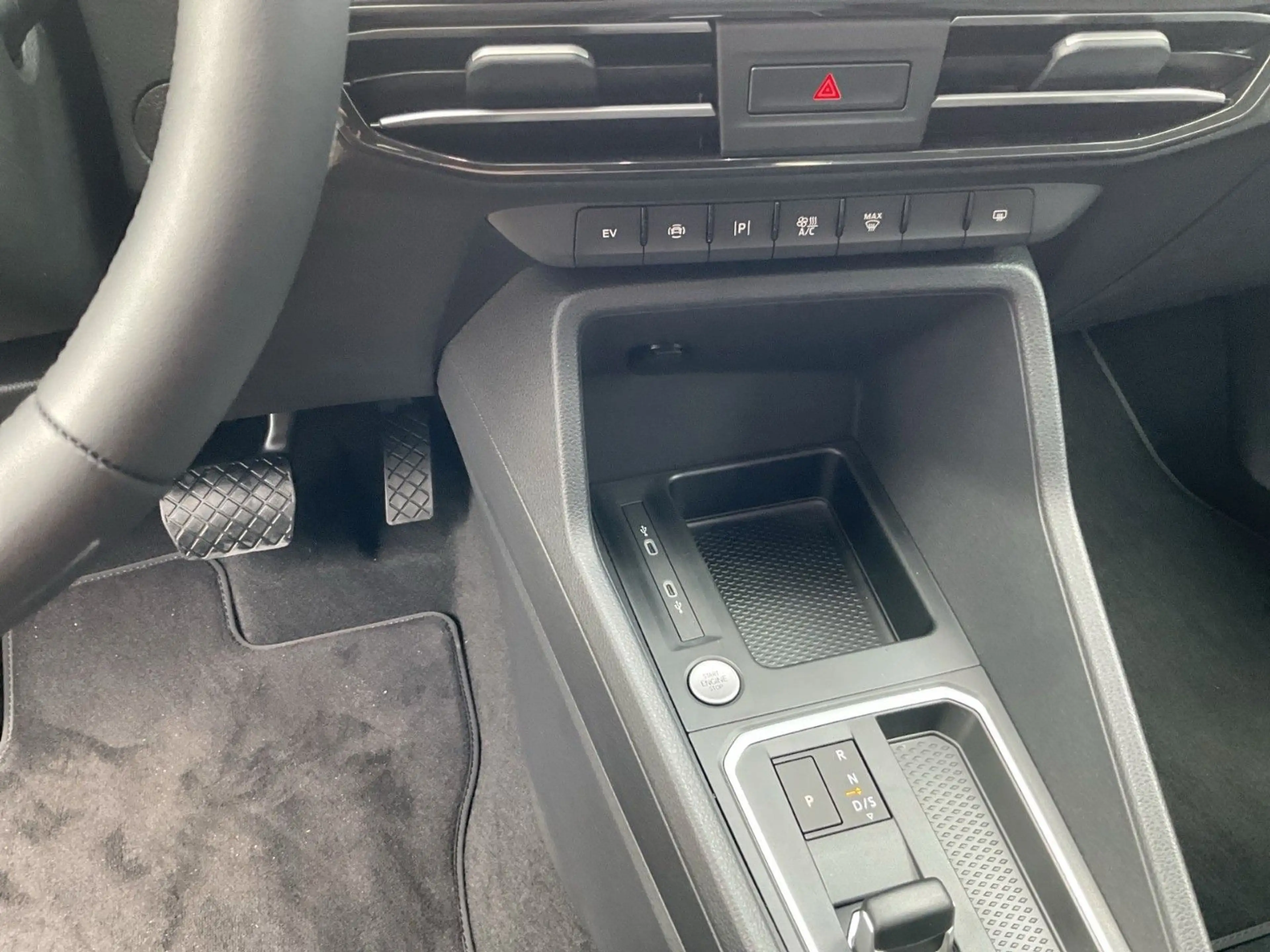 Ford Tourneo Connect PHEV — photo 9