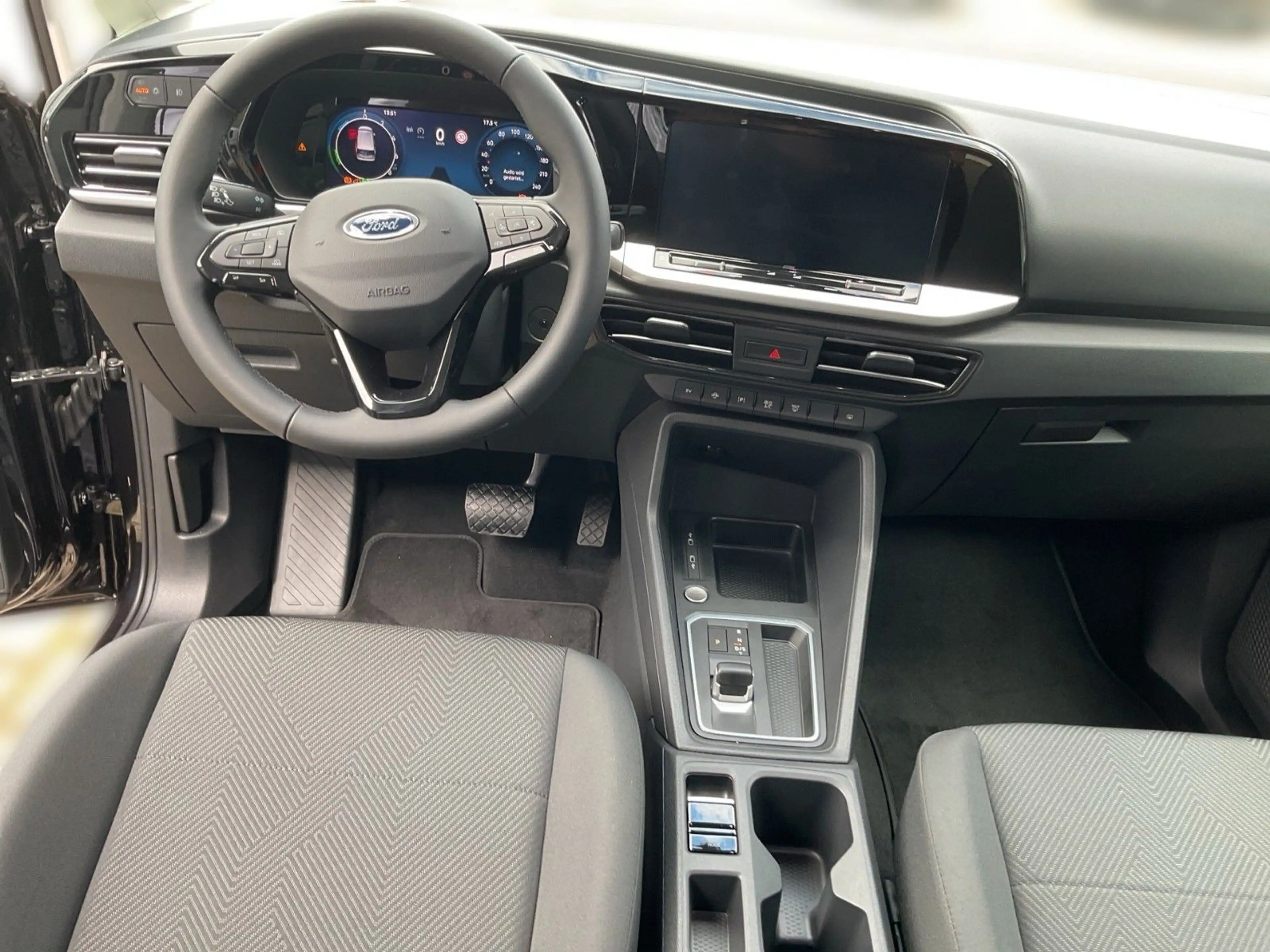 Ford Tourneo Connect PHEV — photo 10