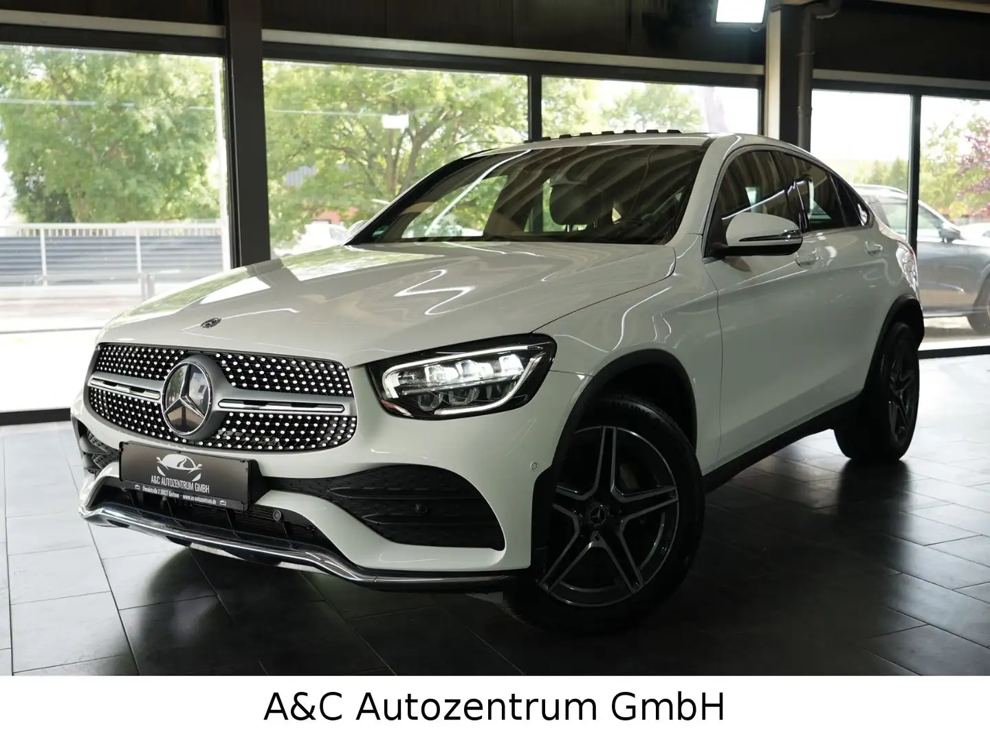 Mercedes-Benz GLC 200 4MATIC Coupé AMG Line Wit - 2