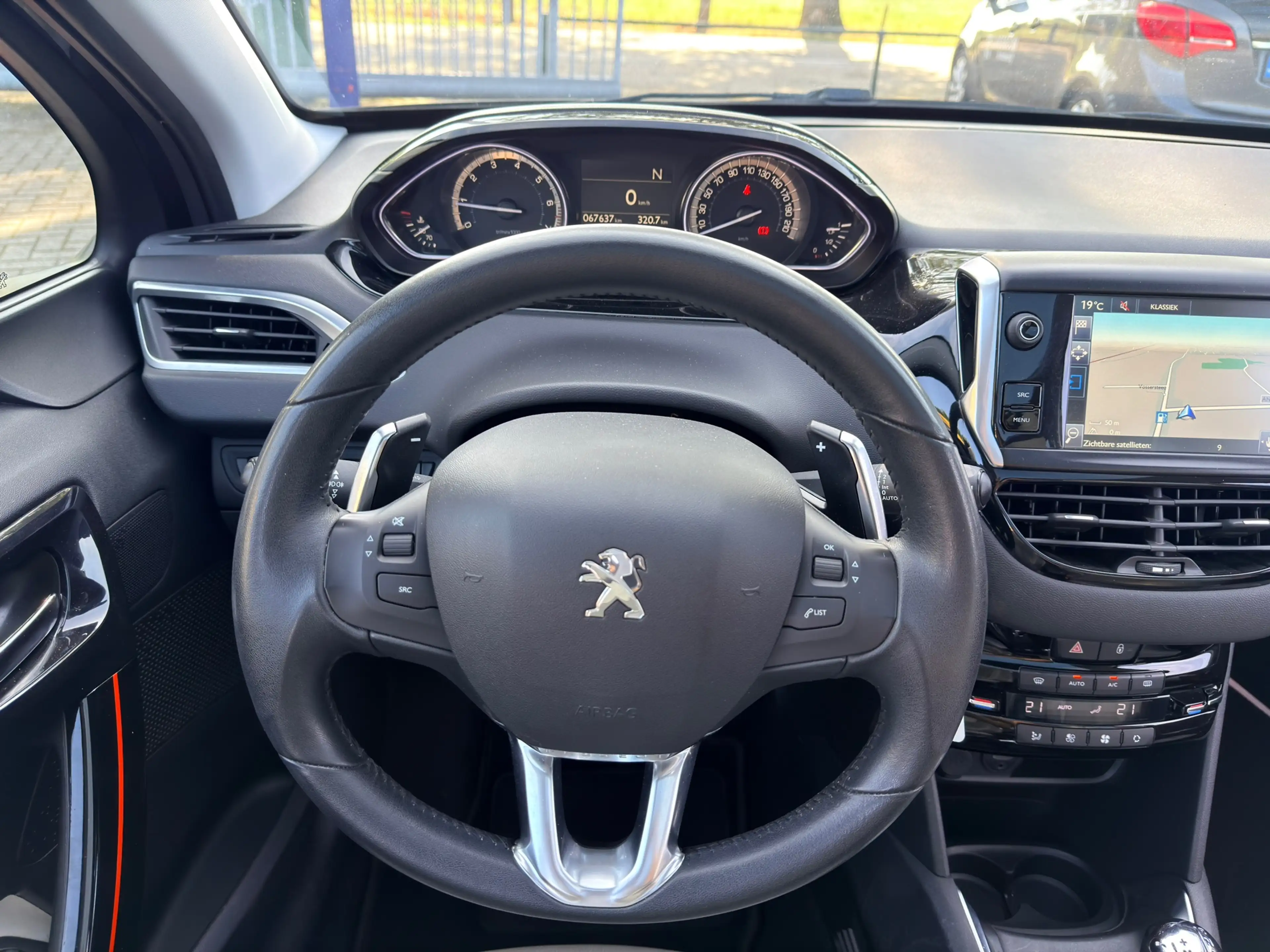 Peugeot 208 1.2 e-VTi Roland Garros Trekhaak, Panoramadak, Sto — photo 17