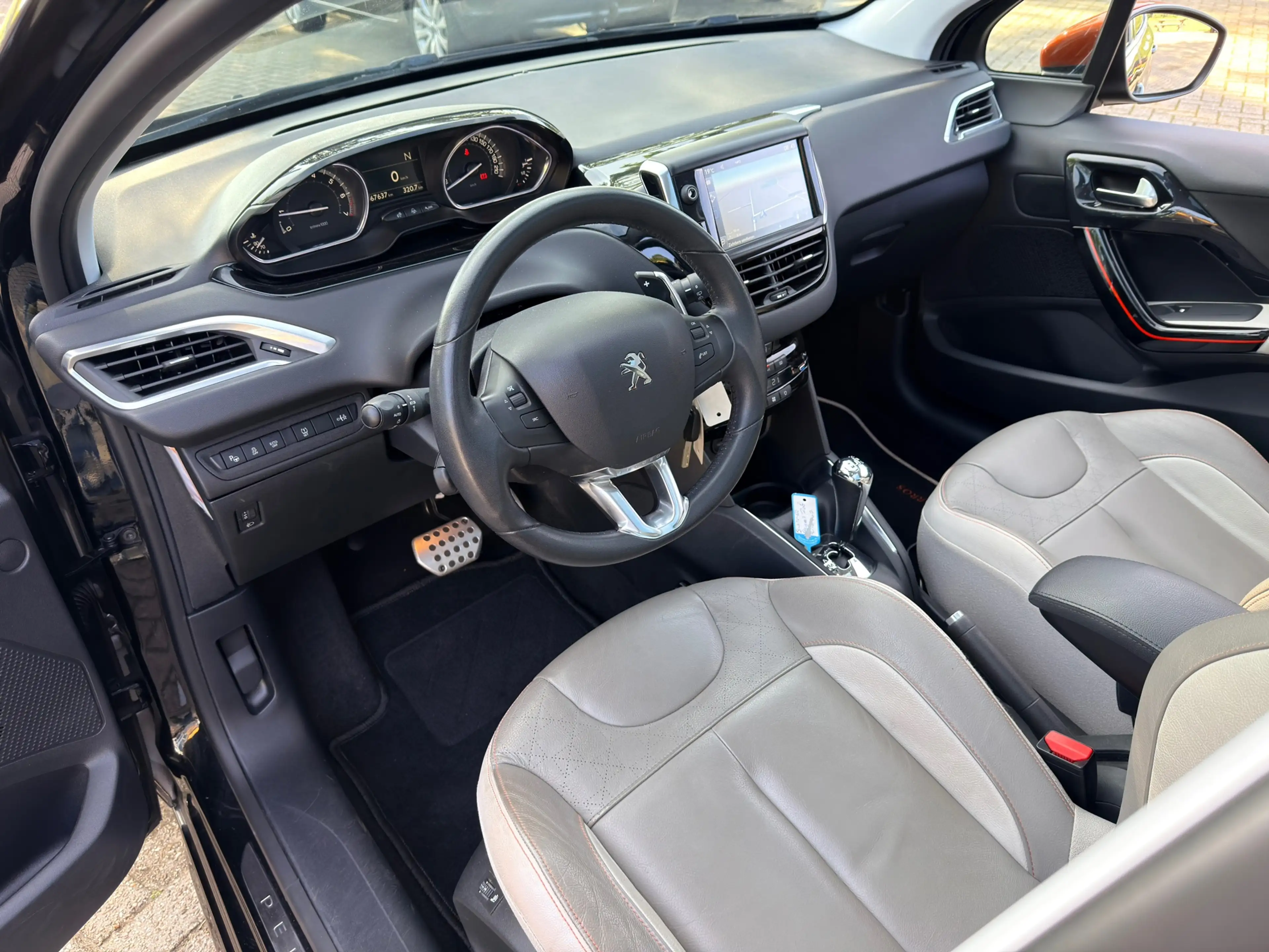 Peugeot 208 1.2 e-VTi Roland Garros Trekhaak, Panoramadak, Sto — photo 13