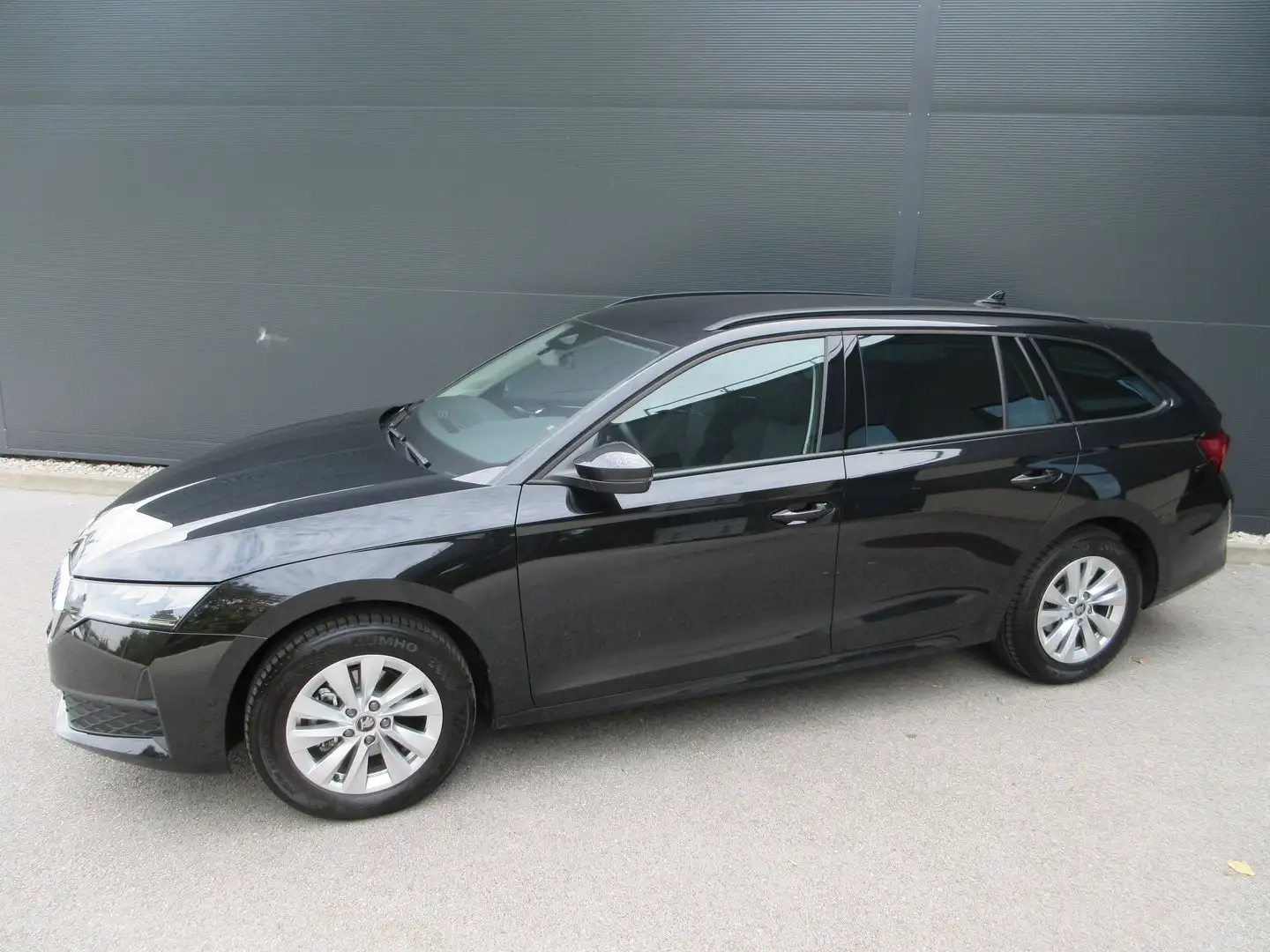 Skoda Octavia Essence TSI Schwarz - 2