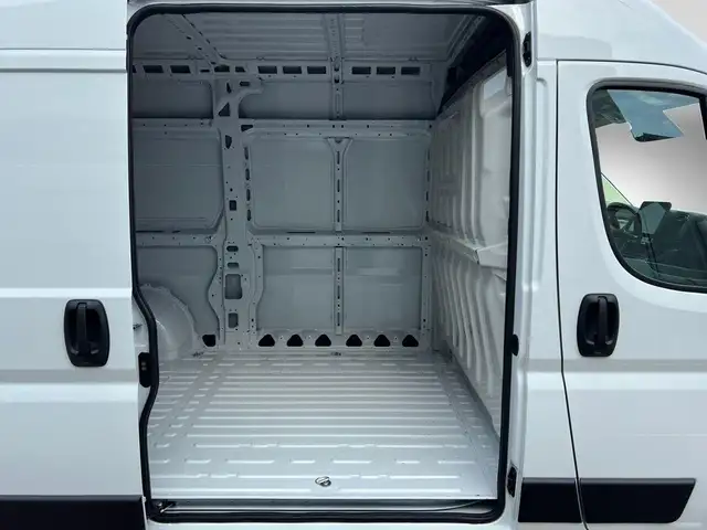 Opel Movano view 7