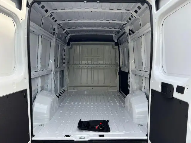 Opel Movano view 8
