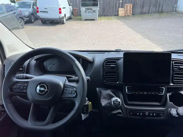 Opel Movano view 9
