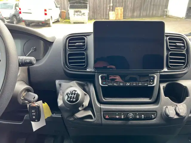 Opel Movano view 10