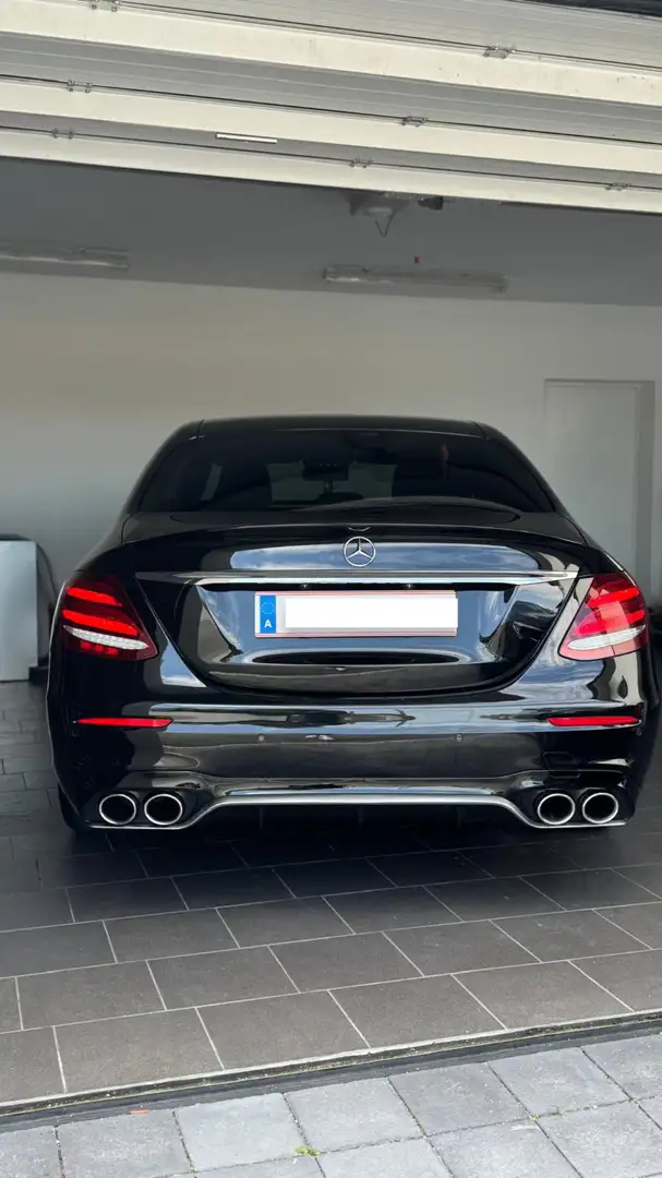 Mercedes-Benz E 220 d AMG Line Schwarz - 2