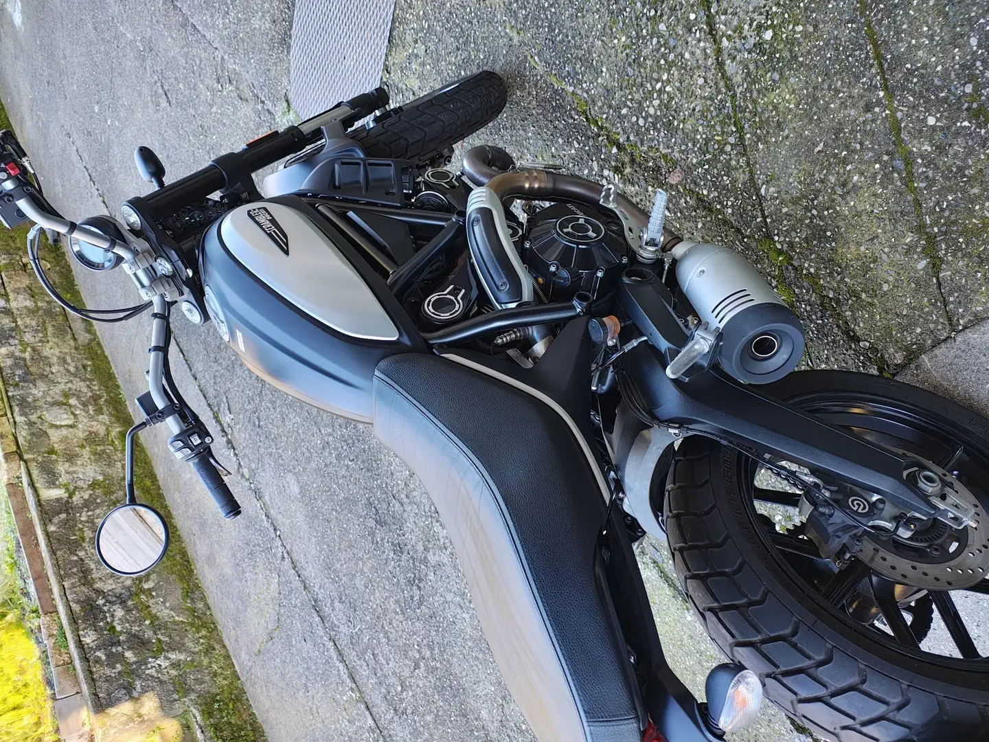 Ducati Scrambler Plateado - 2