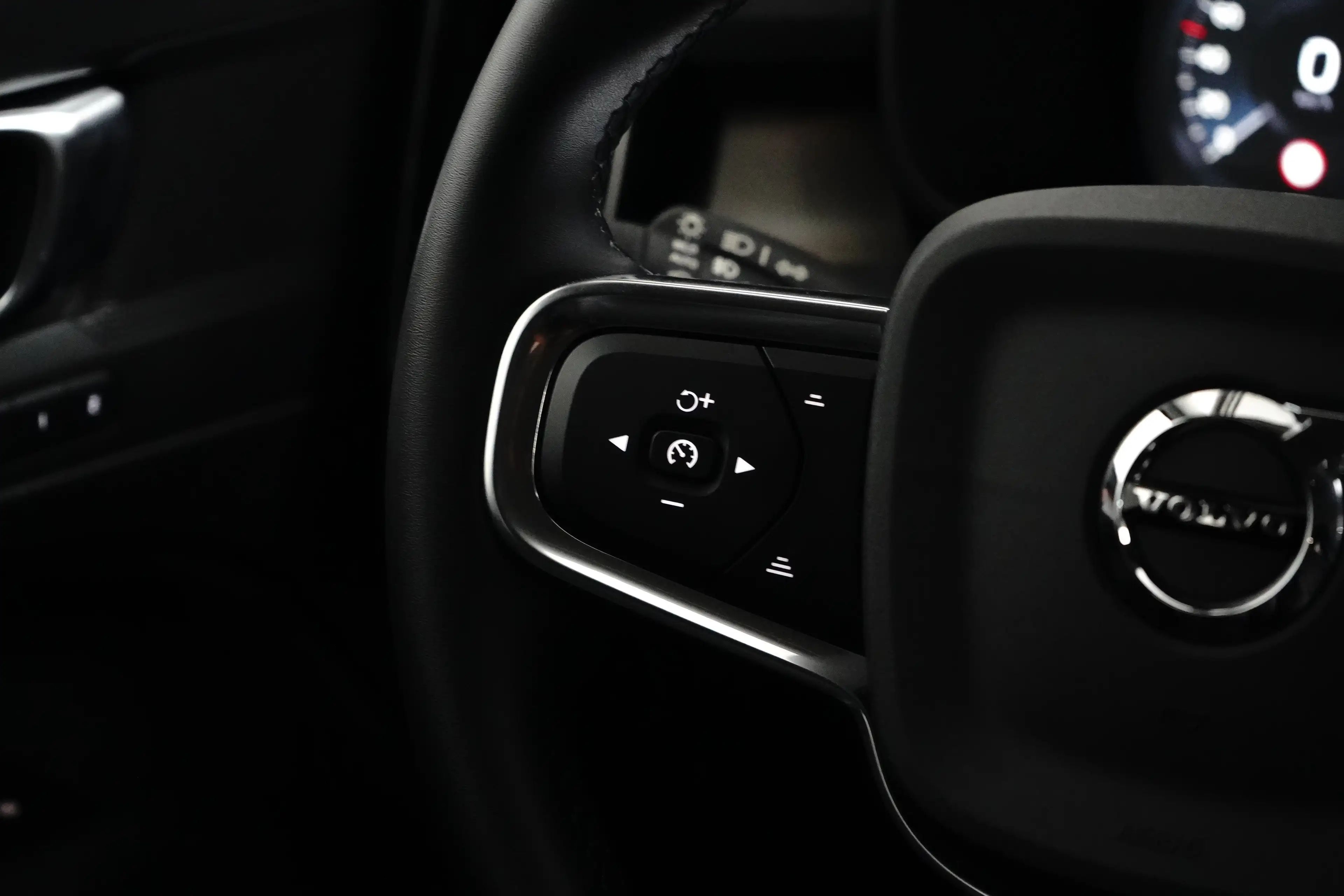 Volvo XC40 2.0 B4 Inscription | 360 camera | Harman/Kardon | — photo 11