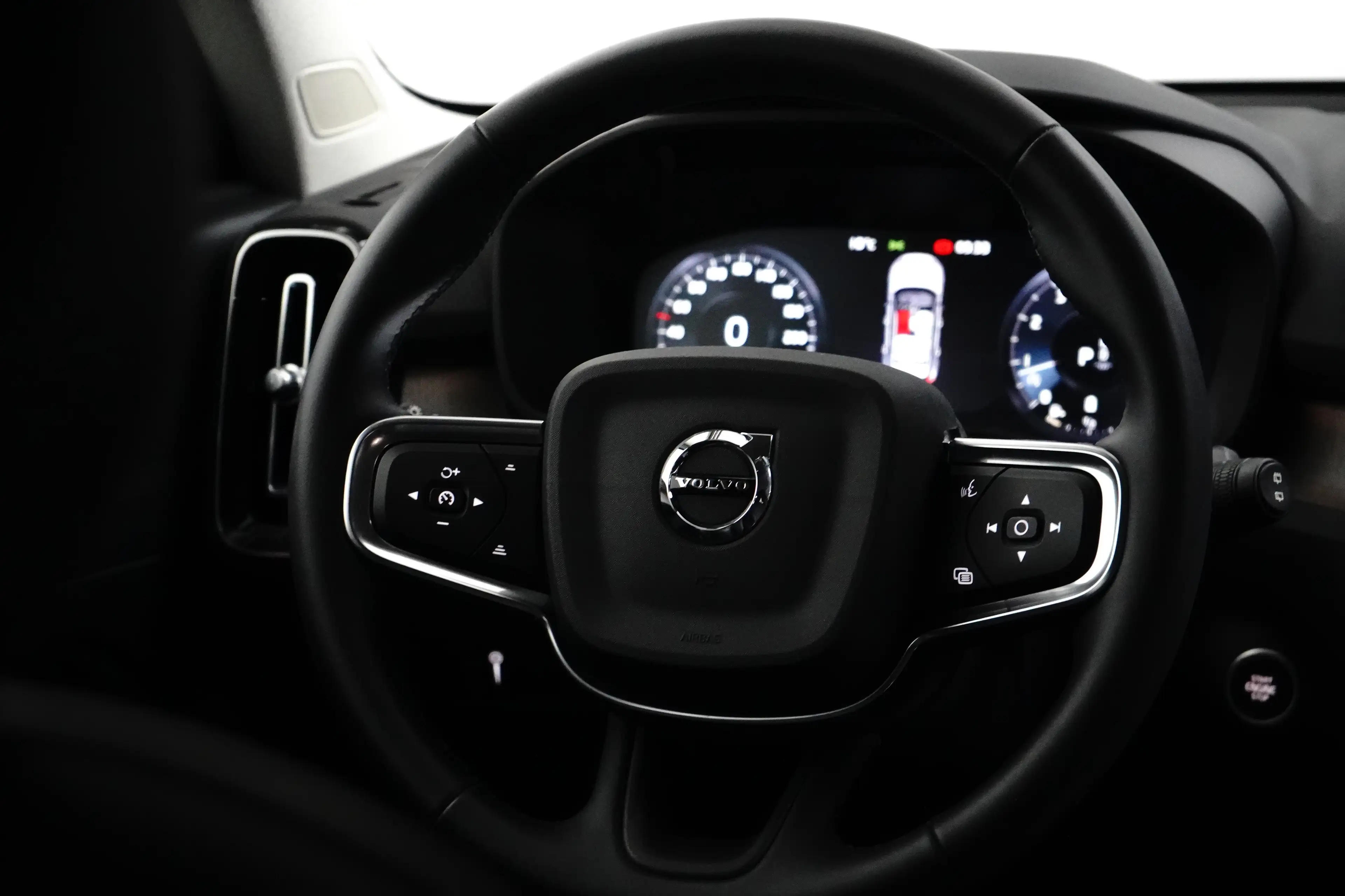 Volvo XC40 2.0 B4 Inscription | 360 camera | Harman/Kardon | — photo 10