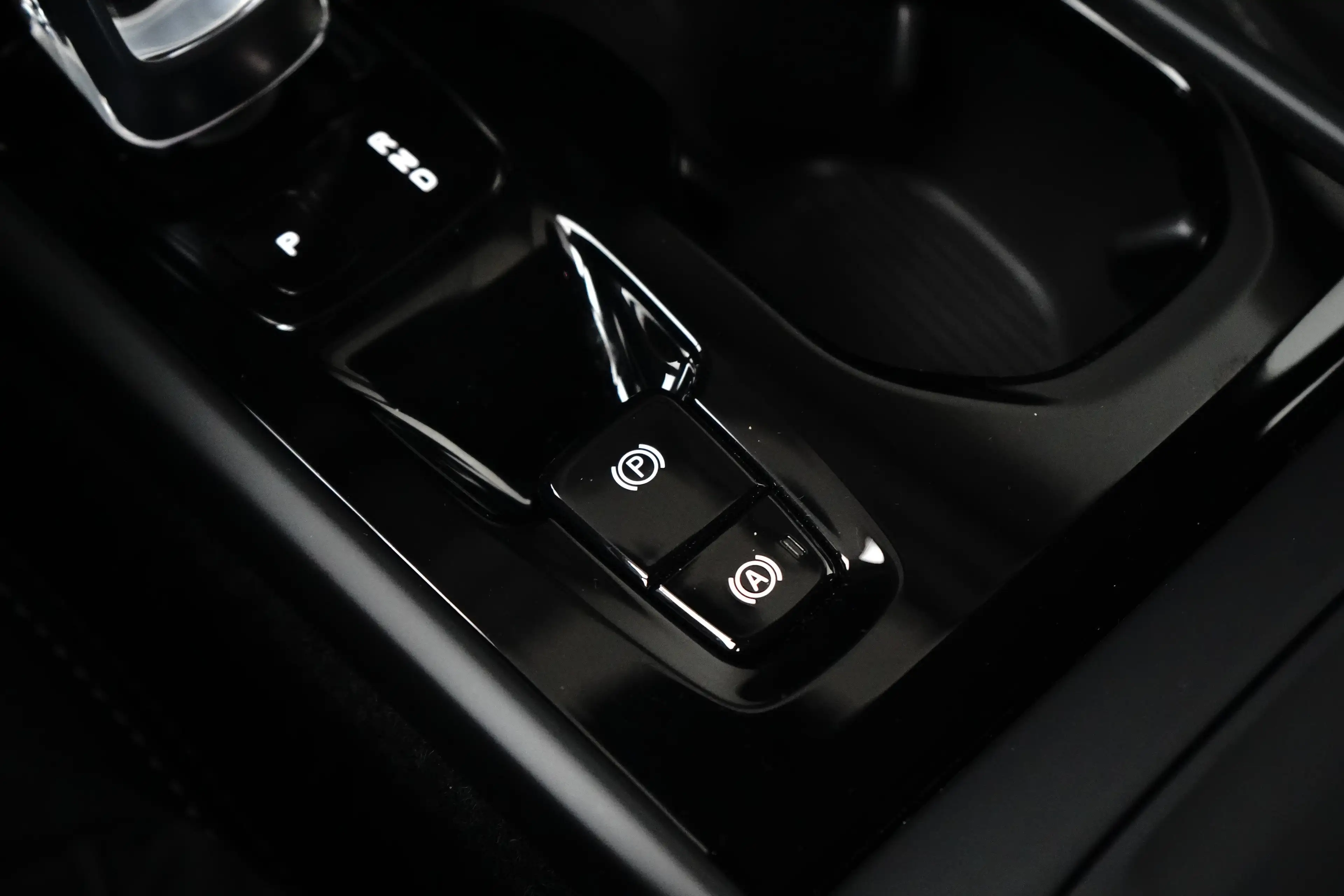 Volvo XC40 2.0 B4 Inscription | 360 camera | Harman/Kardon | — photo 28
