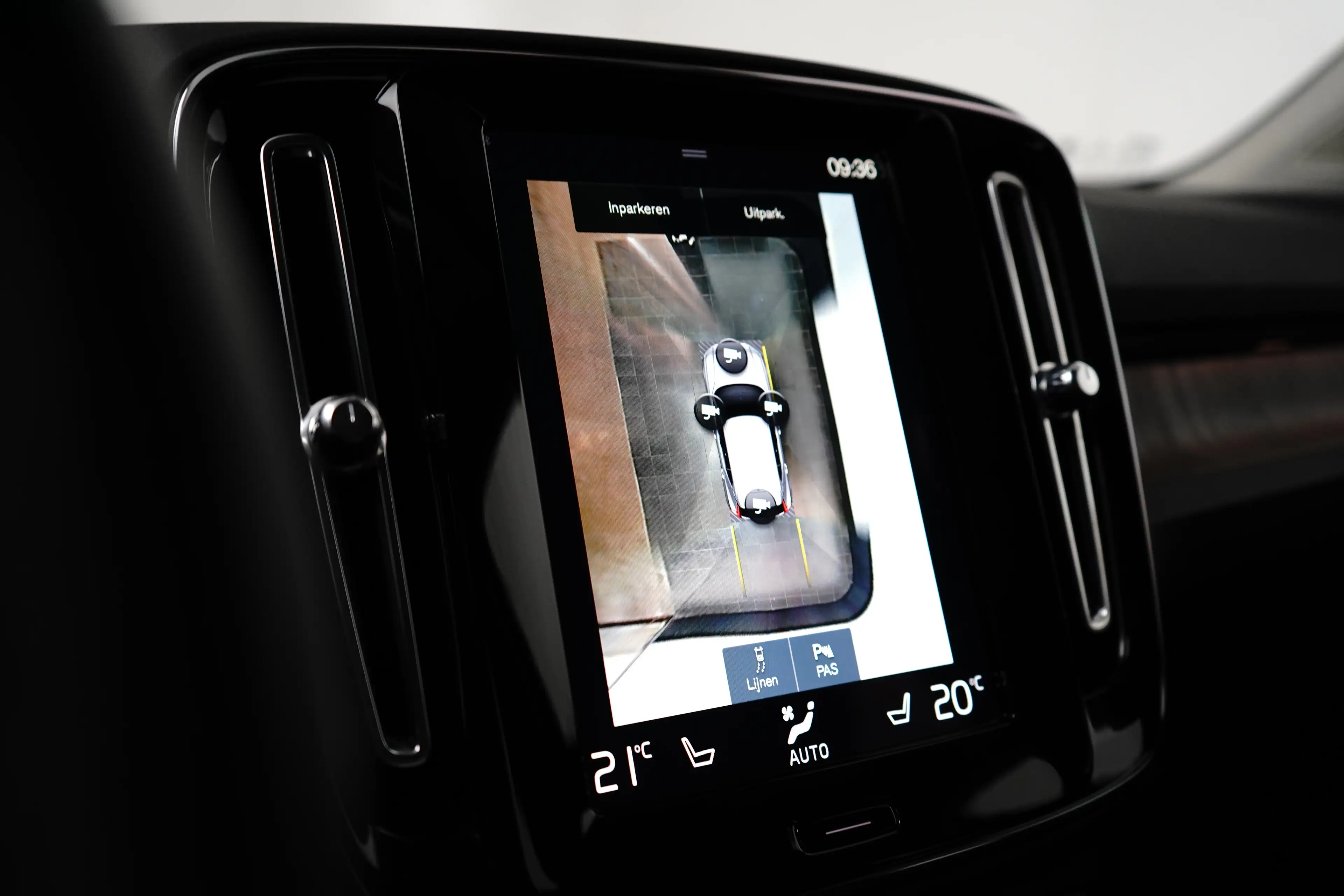Volvo XC40 2.0 B4 Inscription | 360 camera | Harman/Kardon | — photo 23