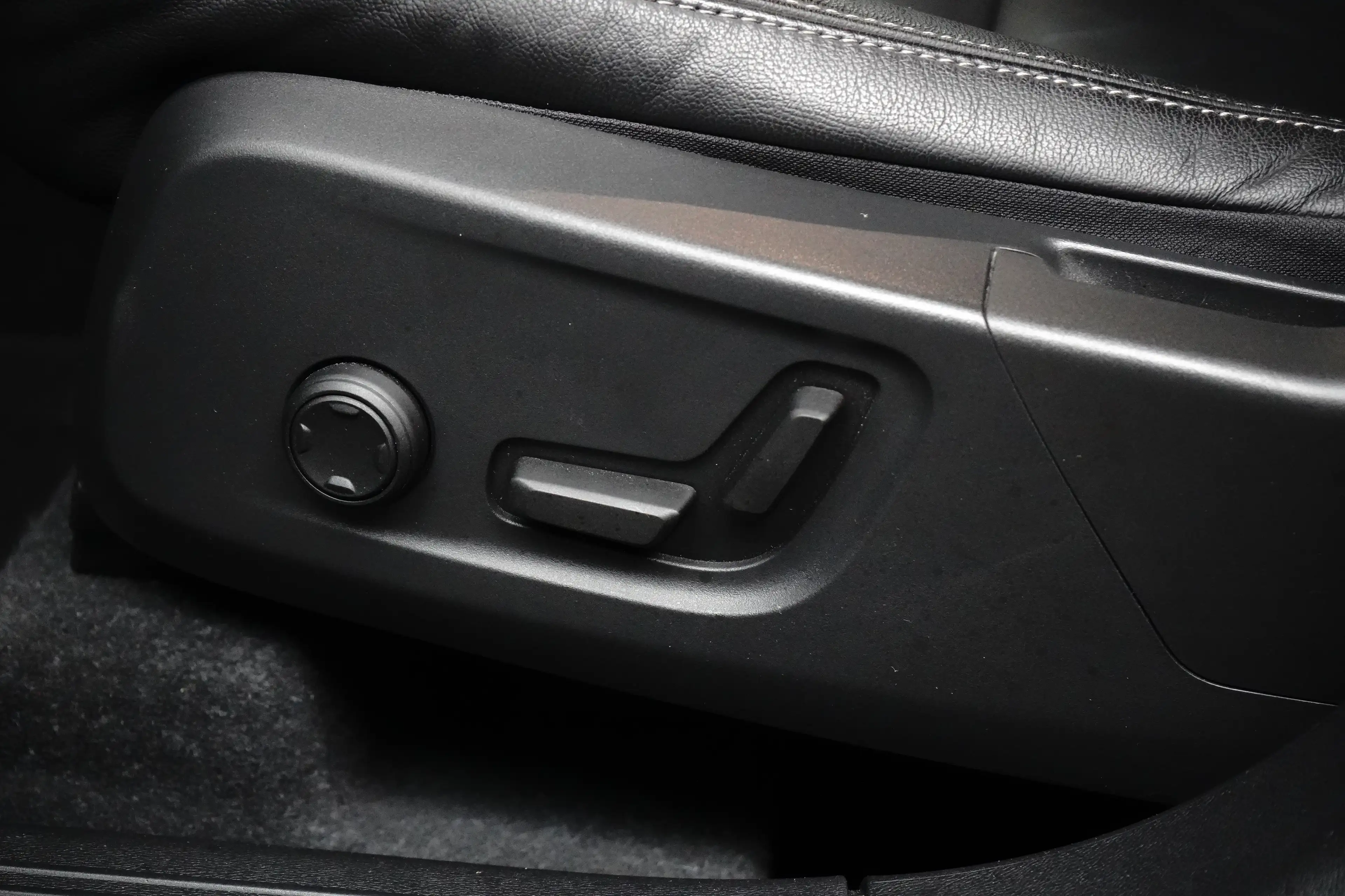 Volvo XC40 2.0 B4 Inscription | 360 camera | Harman/Kardon | — photo 19
