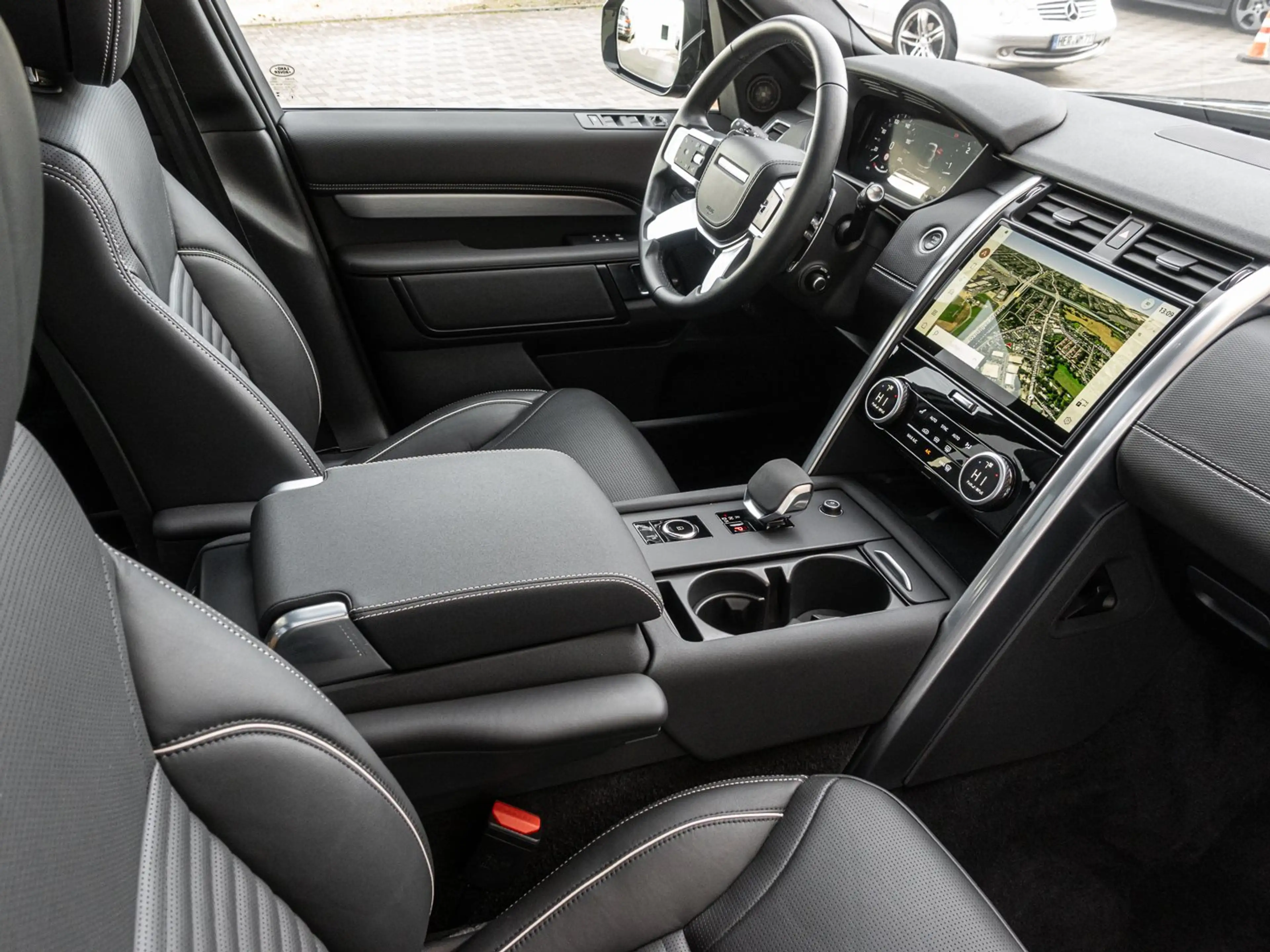 Land Rover Discovery D300 Dynamic HSE PANO LED STANDHZG — photo 9