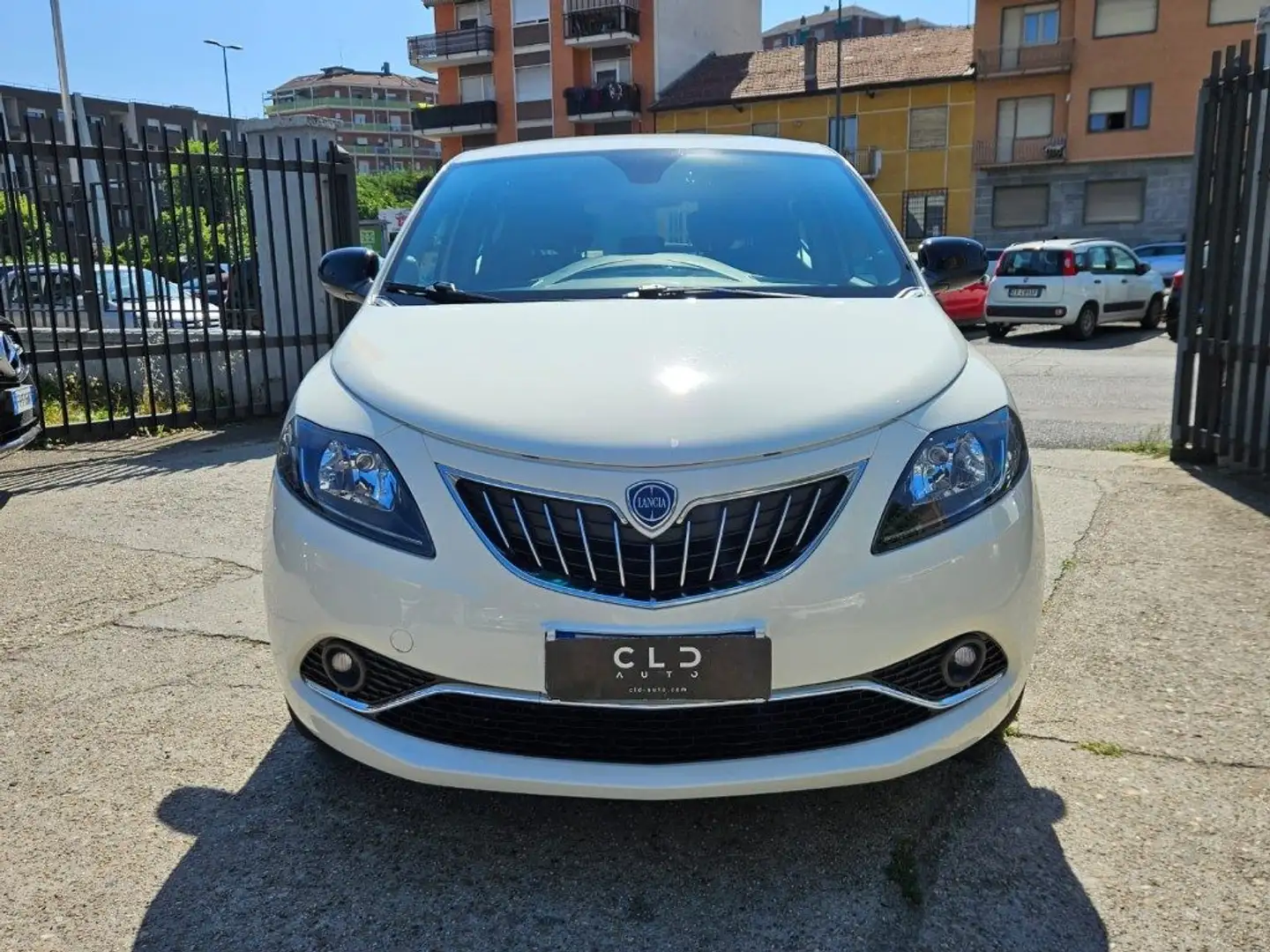 Lancia Ypsilon 1.0 FireFly 5 porte S&S Hybrid Bianco - 2