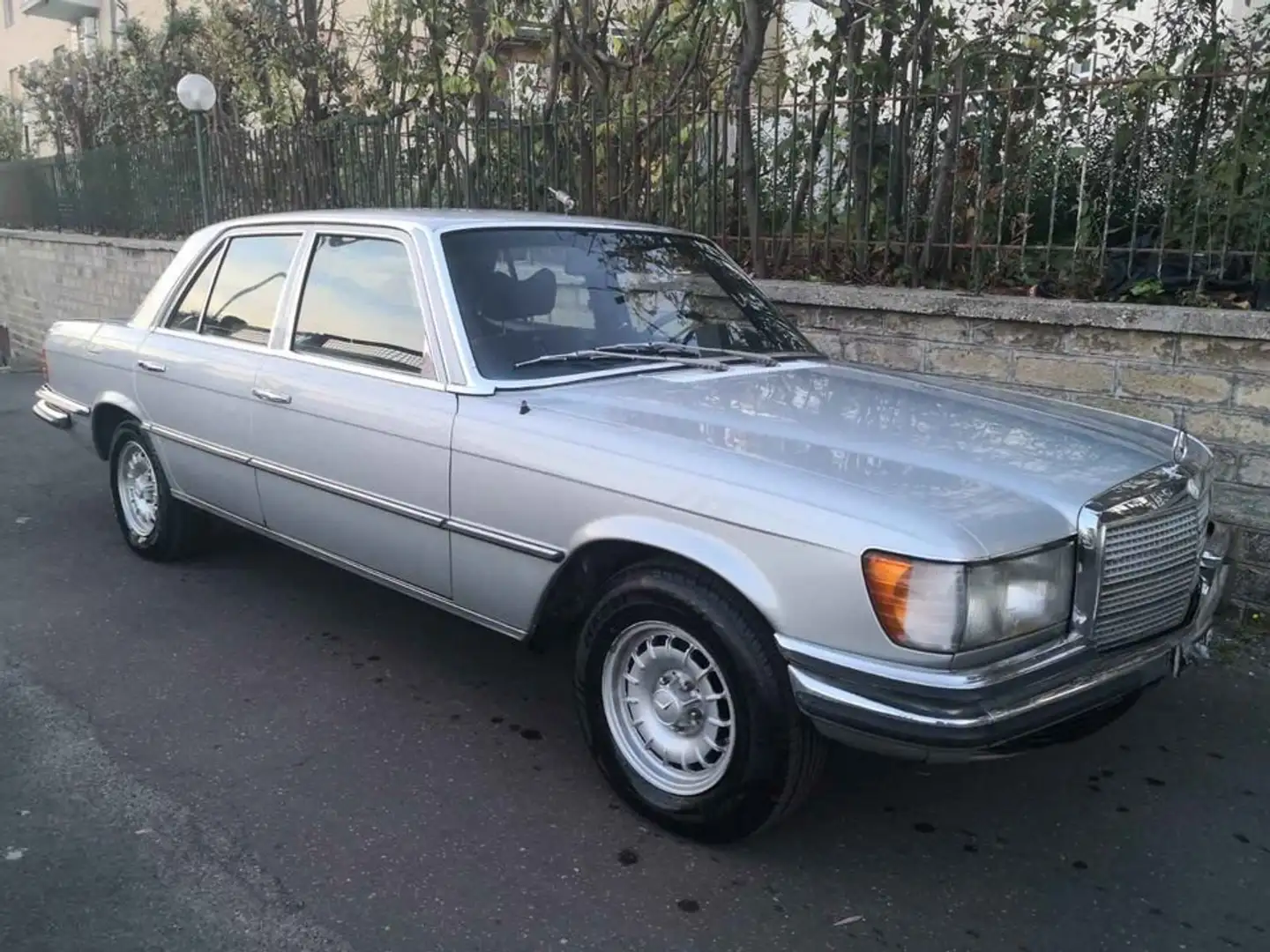 Mercedes-Benz 350 SE Grau - 1