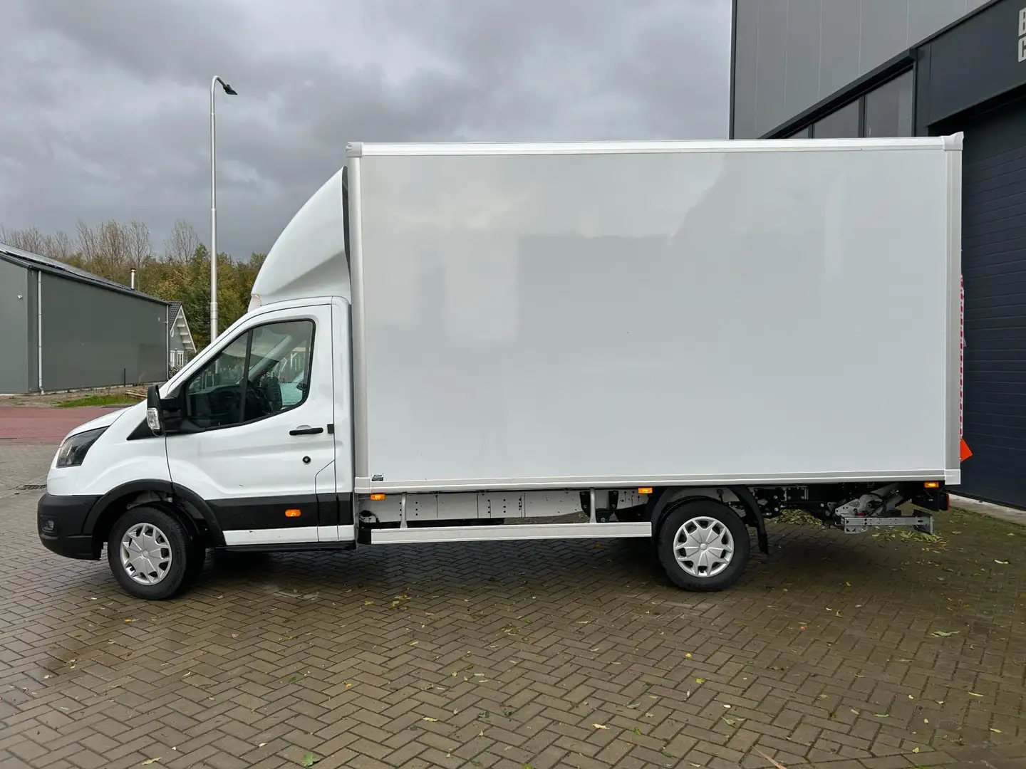 Ford Transit 350 2.0 TDCI 130PK Trend Bakwagen met laadklep Wit - 2