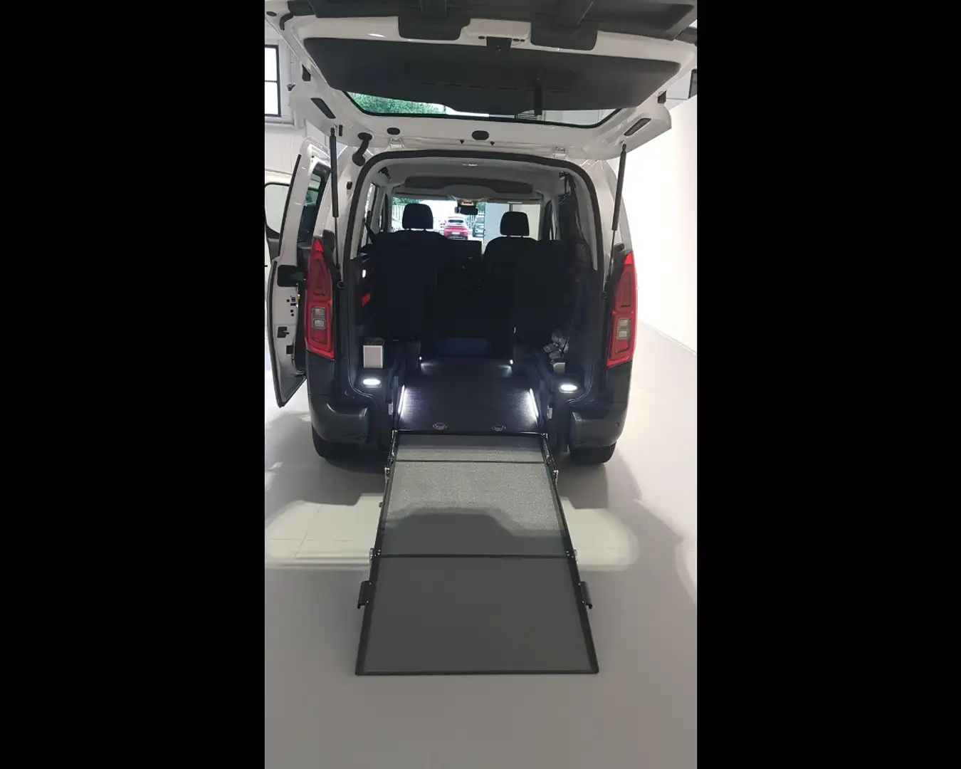 Fiat Doblo Trasporto Disabili con pedana 1.5 bluehdi 130 cv Bianco - 2