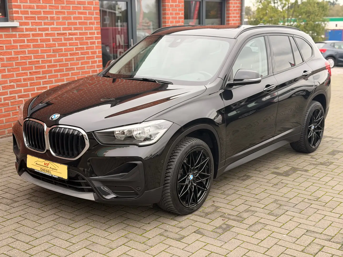 BMW X1 X1 sDrive16d Aut. xLine Schwarz - 1
