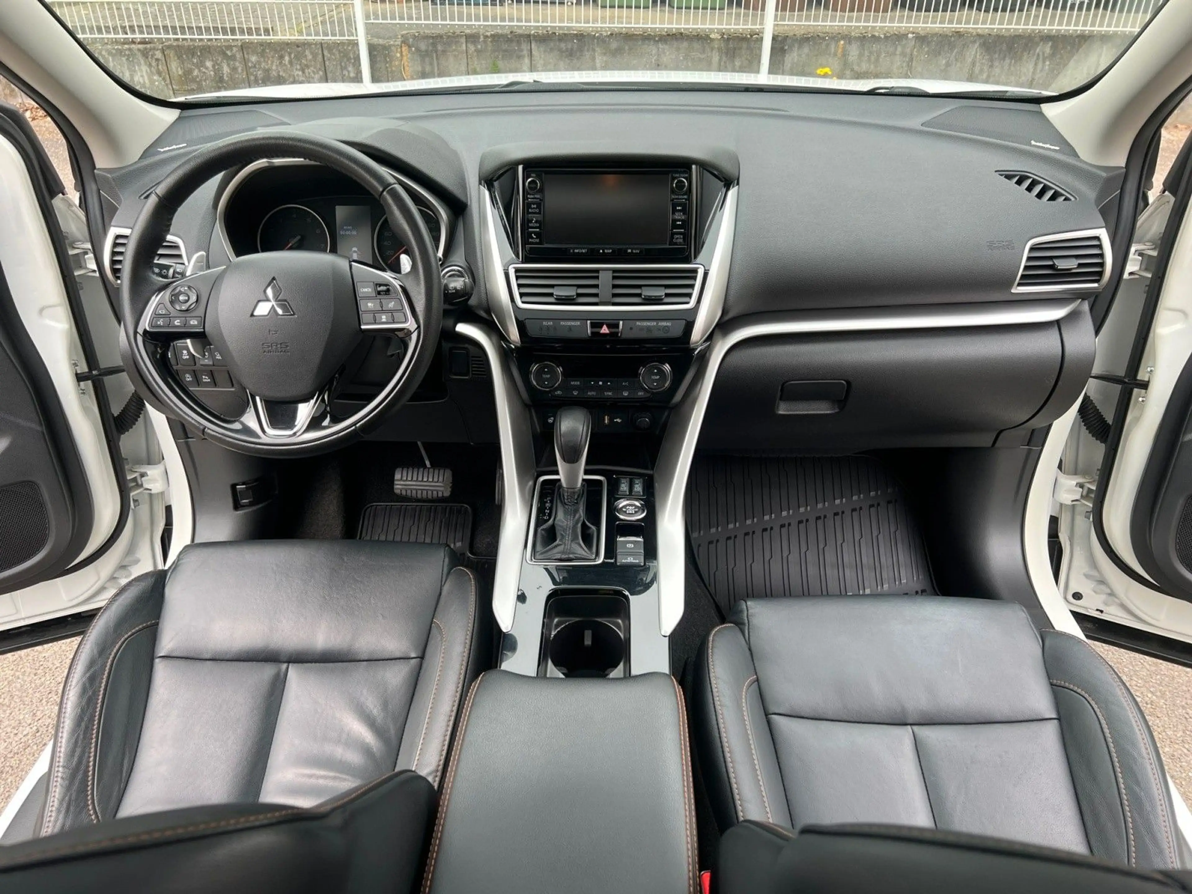 Mitsubishi Eclipse Cross 1.5 T-MIVEC Top 4WD PANO LED SHZ — photo 11