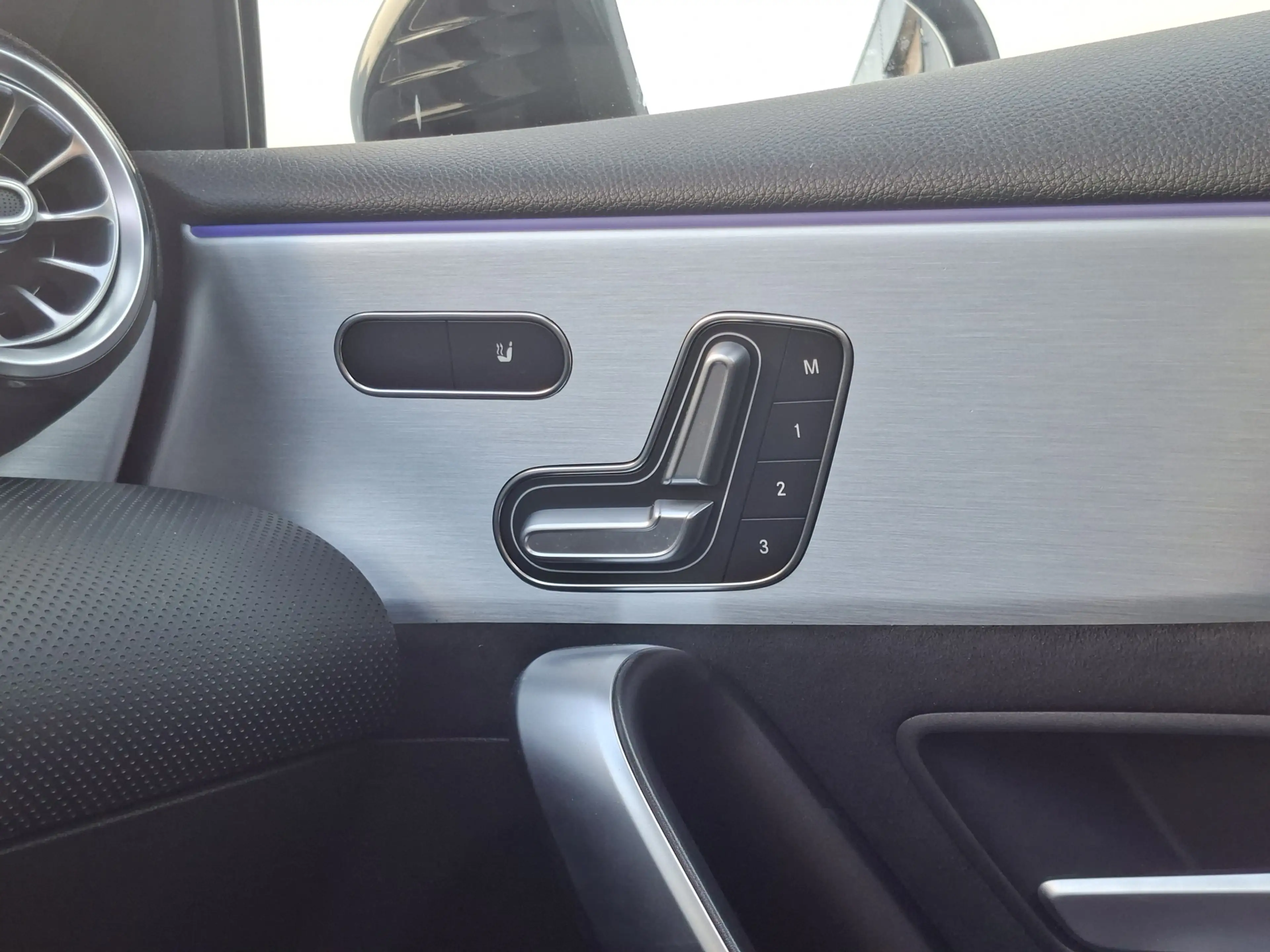 Mercedes-Benz A 250 e Business Solution PHEV AMG Pano Trekhaak Memory — photo 29