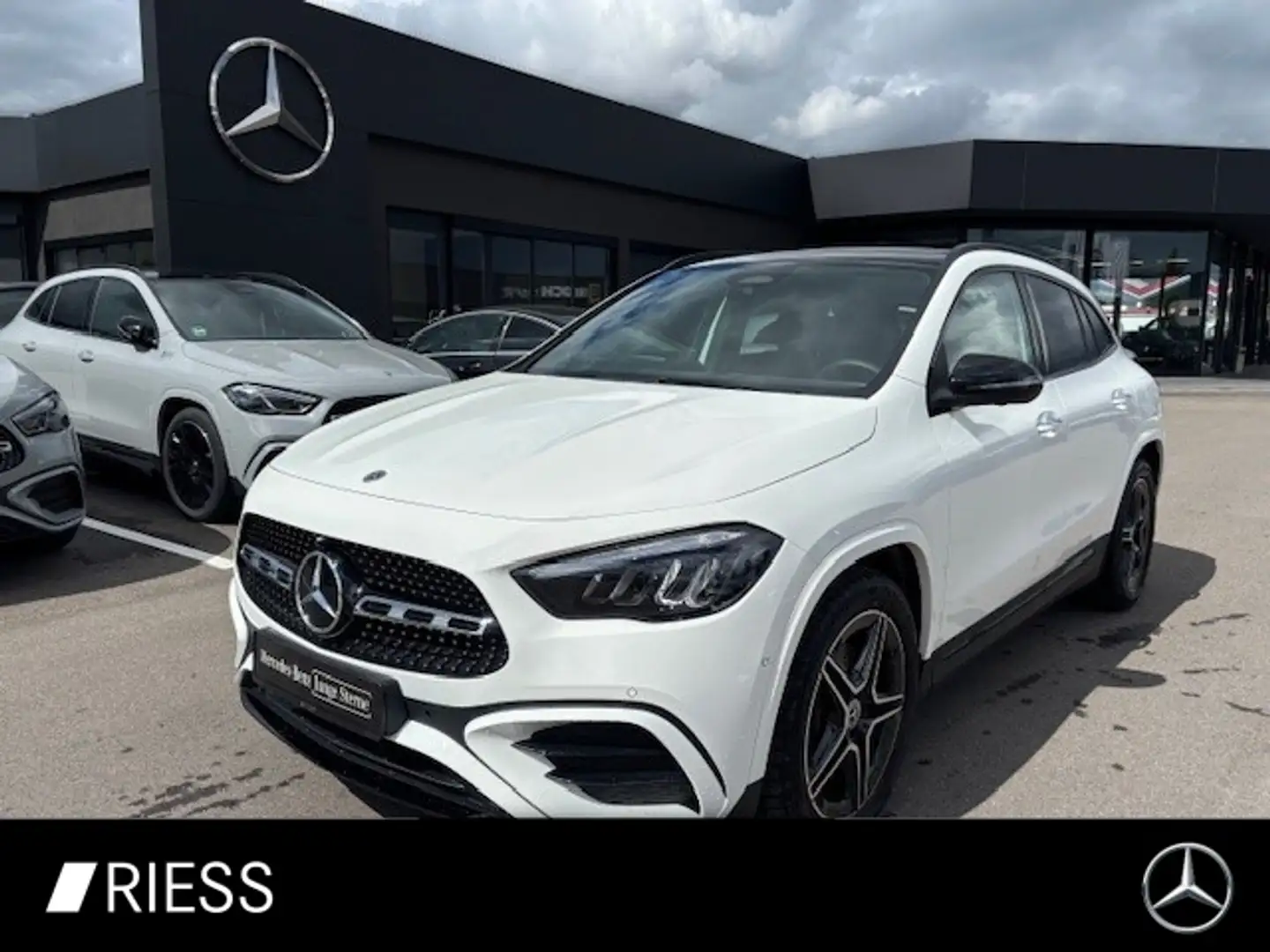 Mercedes-Benz GLA 200 d 4M AMG Sport Night Distr AHK Pano 360 Weiß - 1