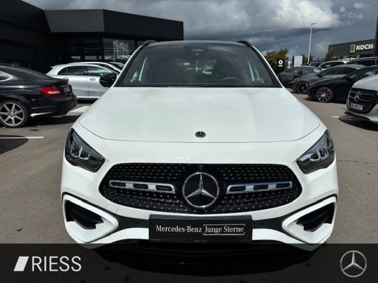 Mercedes-Benz GLA 200 d 4M AMG Sport Night Distr AHK Pano 360 Weiß - 2