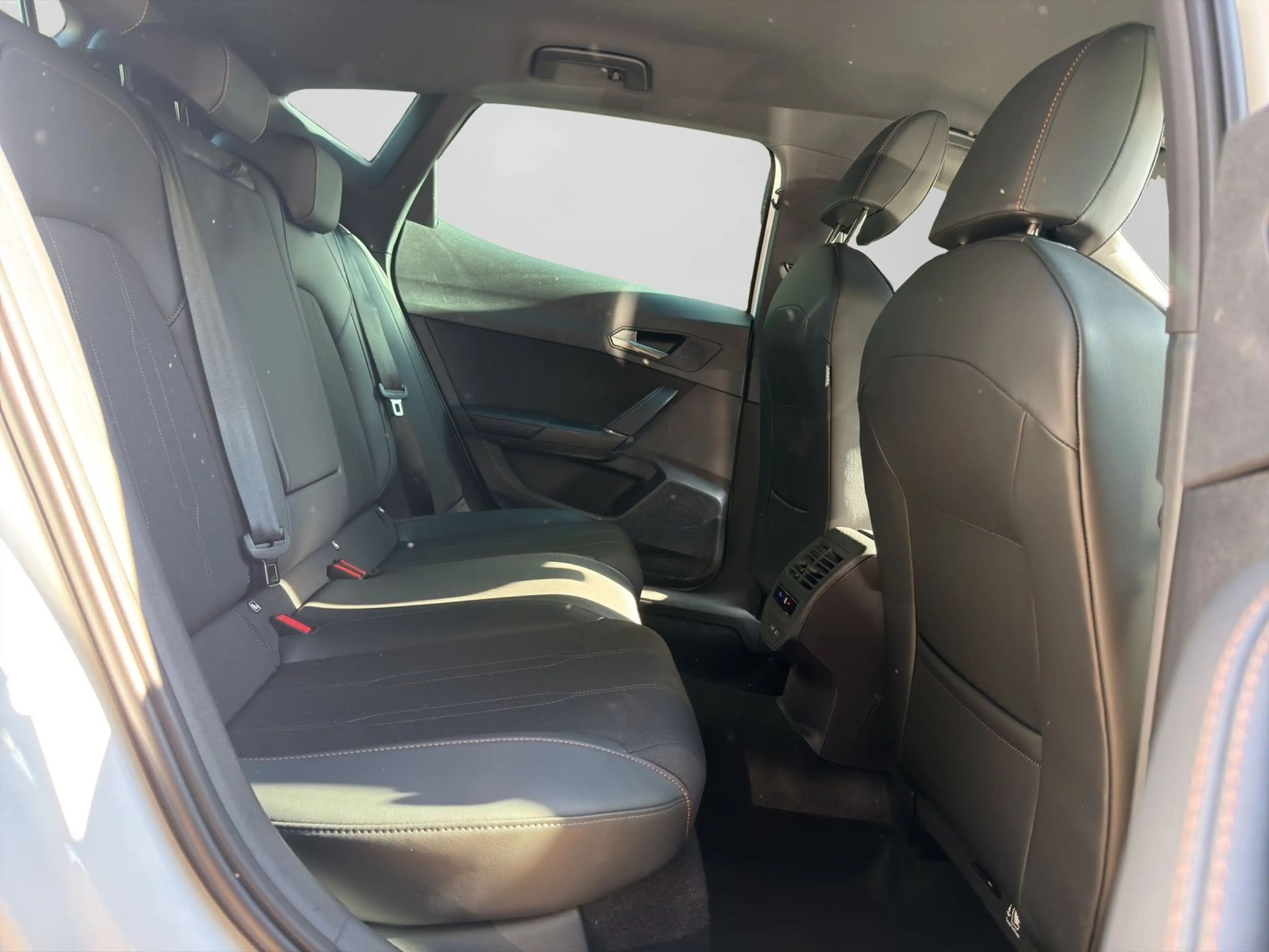 CUPRA Formentor 1.5 eTSI DSG NAVI ACC IPA SITZH LM18 G — photo 6