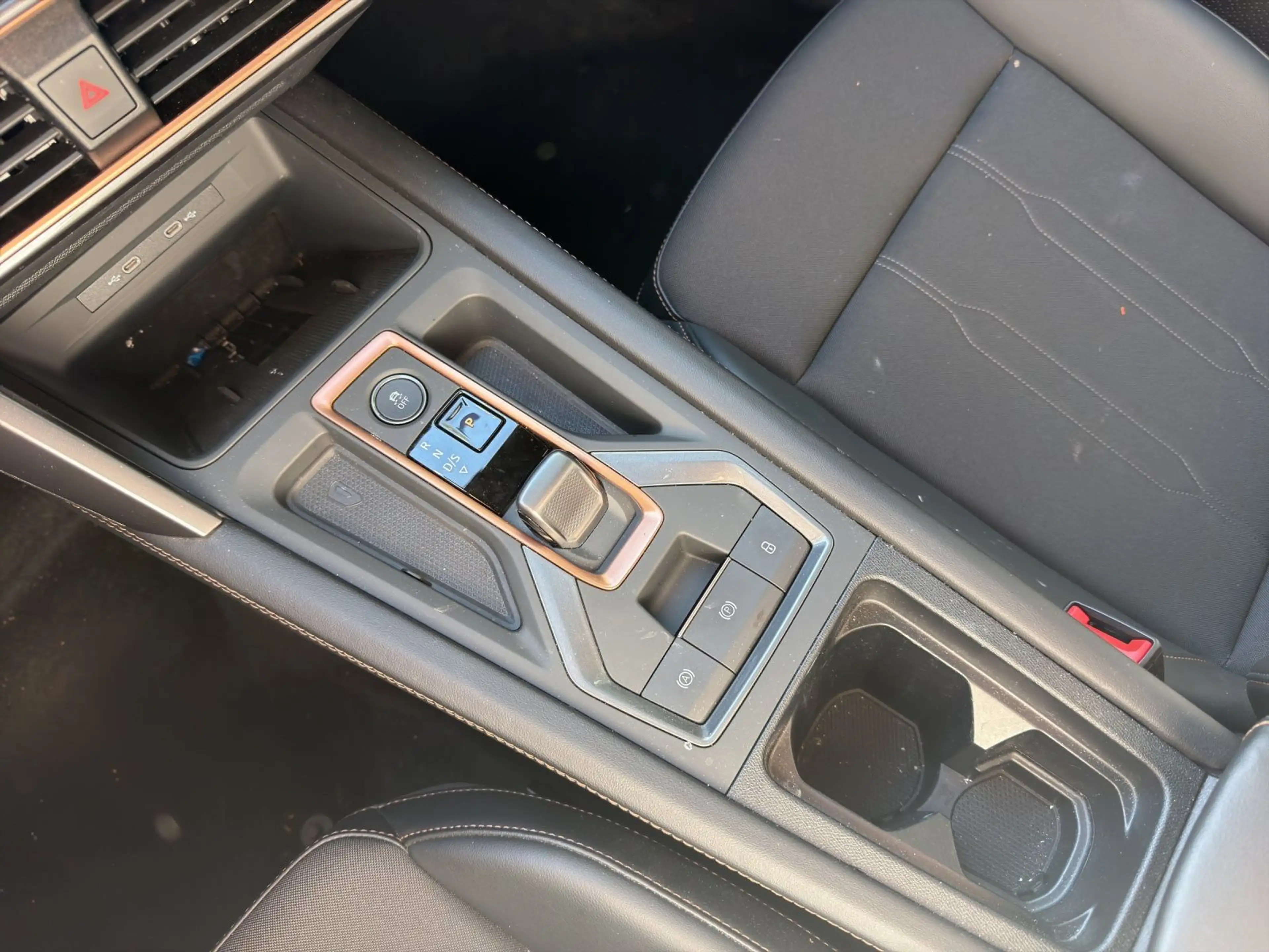 CUPRA Formentor 1.5 eTSI DSG NAVI ACC IPA SITZH LM18 G — photo 11