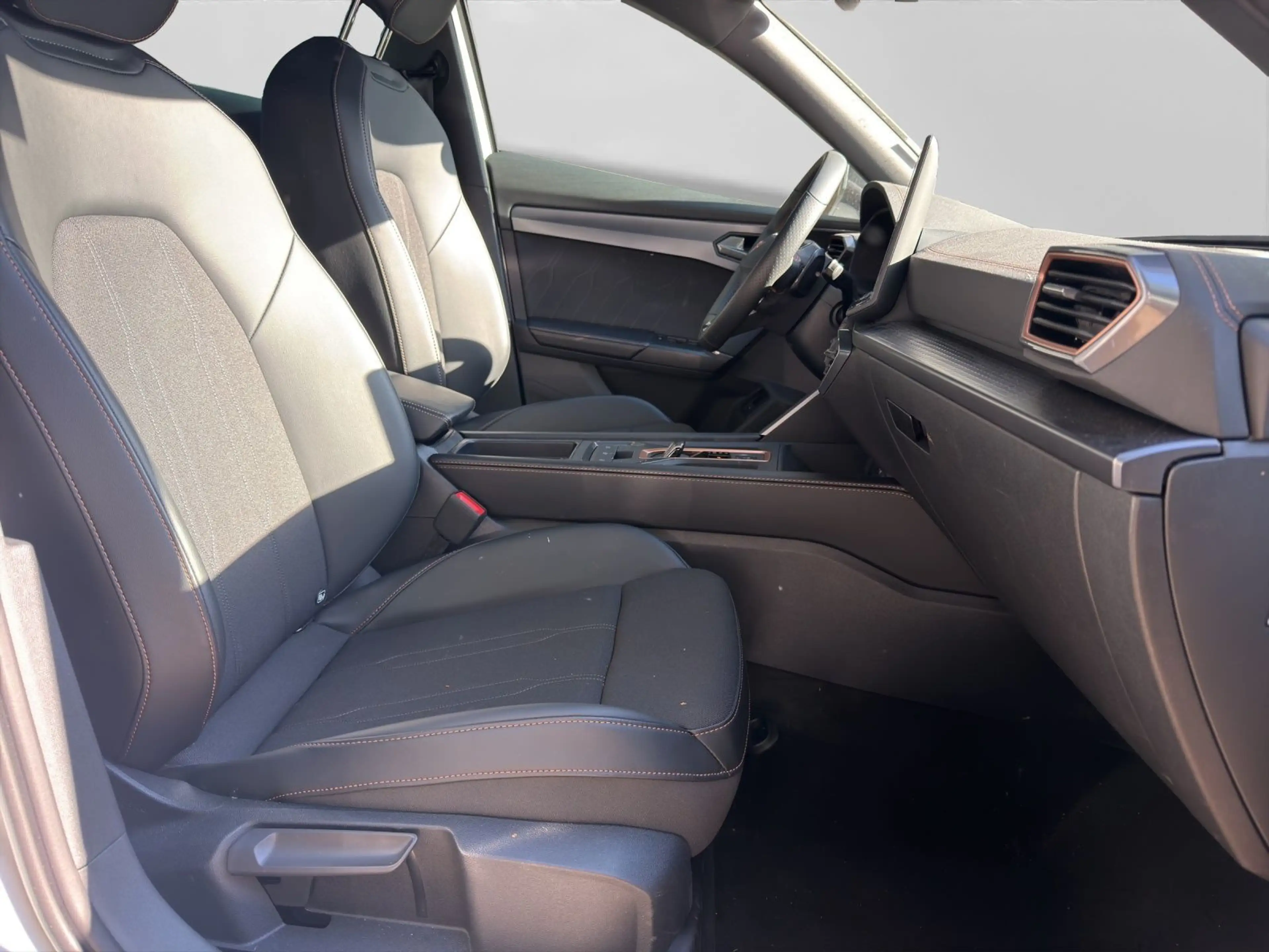 CUPRA Formentor 1.5 eTSI DSG NAVI ACC IPA SITZH LM18 G — photo 4