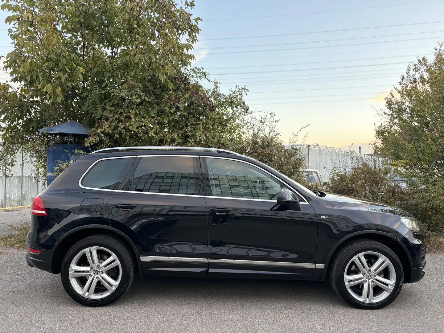 Volkswagen Touareg V6 TDI 4motion 1.BESITZ *SERVICEBUCH* AHK ACC Pano *Extras* Schwarz - 2