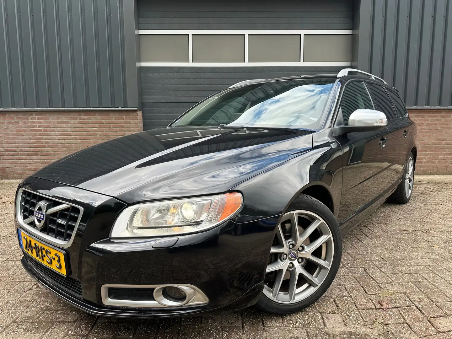 Volvo V70 2.0T 203PK R-Edition Trekhaak / Navigatie / Xenon Noir - 1