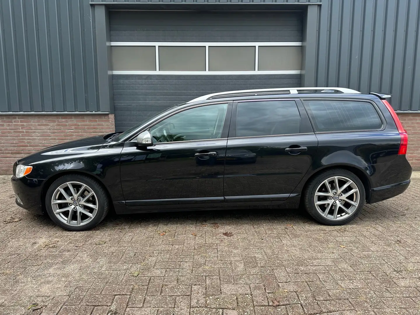 Volvo V70 2.0T 203PK R-Edition Trekhaak / Navigatie / Xenon Zwart - 2