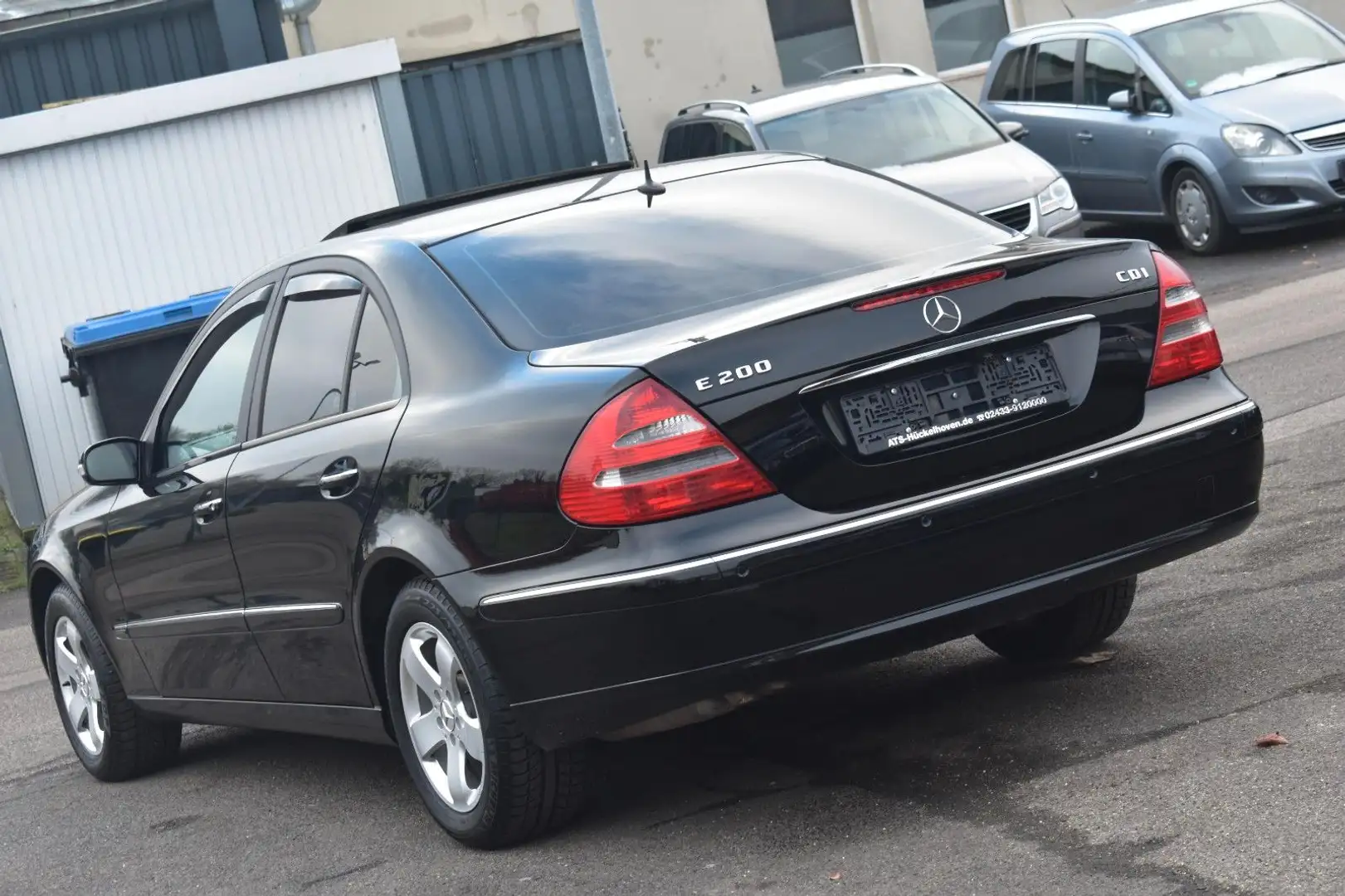 Mercedes-Benz E 200 E200 CDI AUTOMATIK*SITZHZ*MOTOR GENERALÜBERHOLT Černá - 2