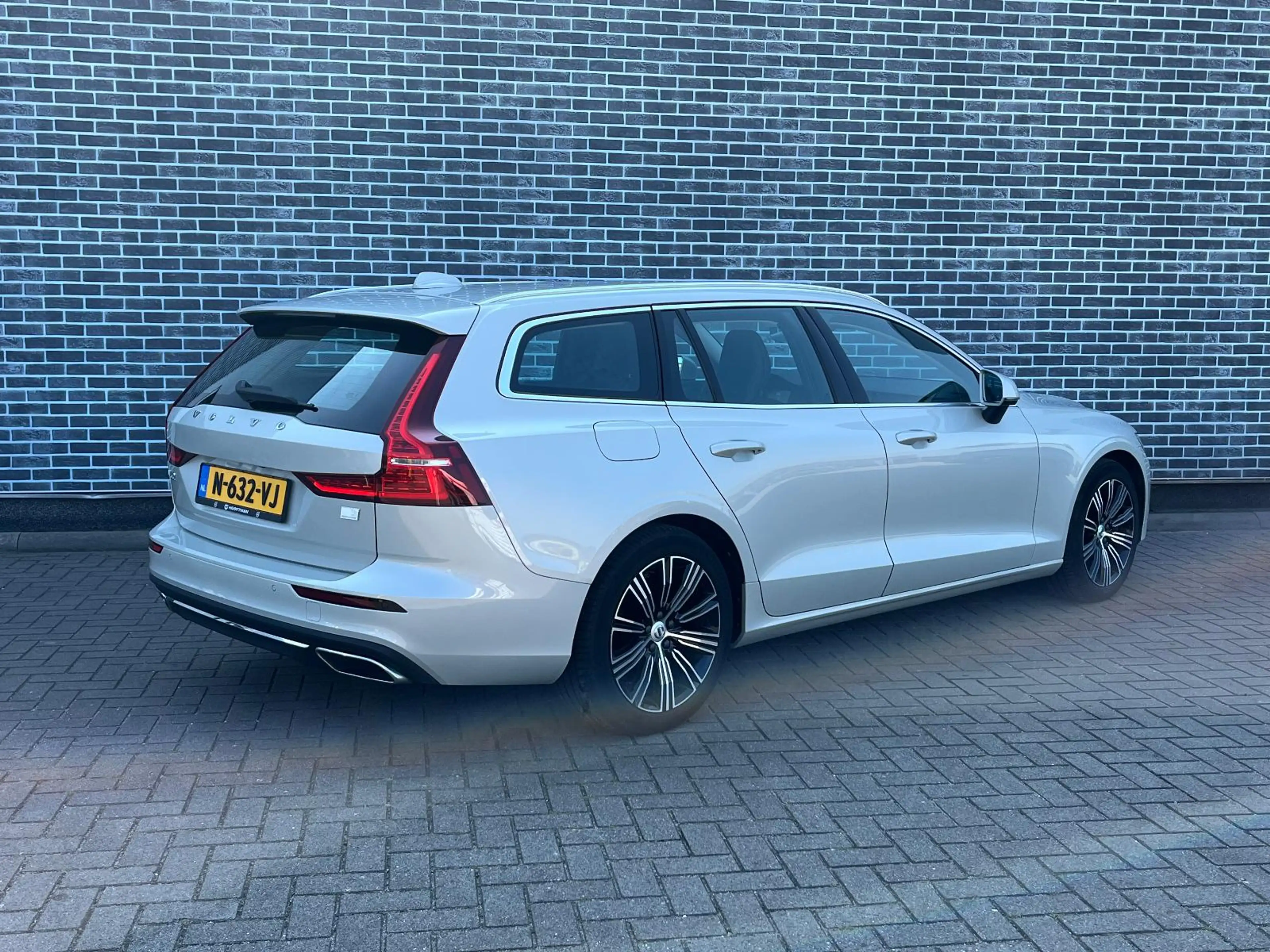 Volvo V60 2.0 T6 Recharge AWD Inscription Expression | Plug- — photo 2