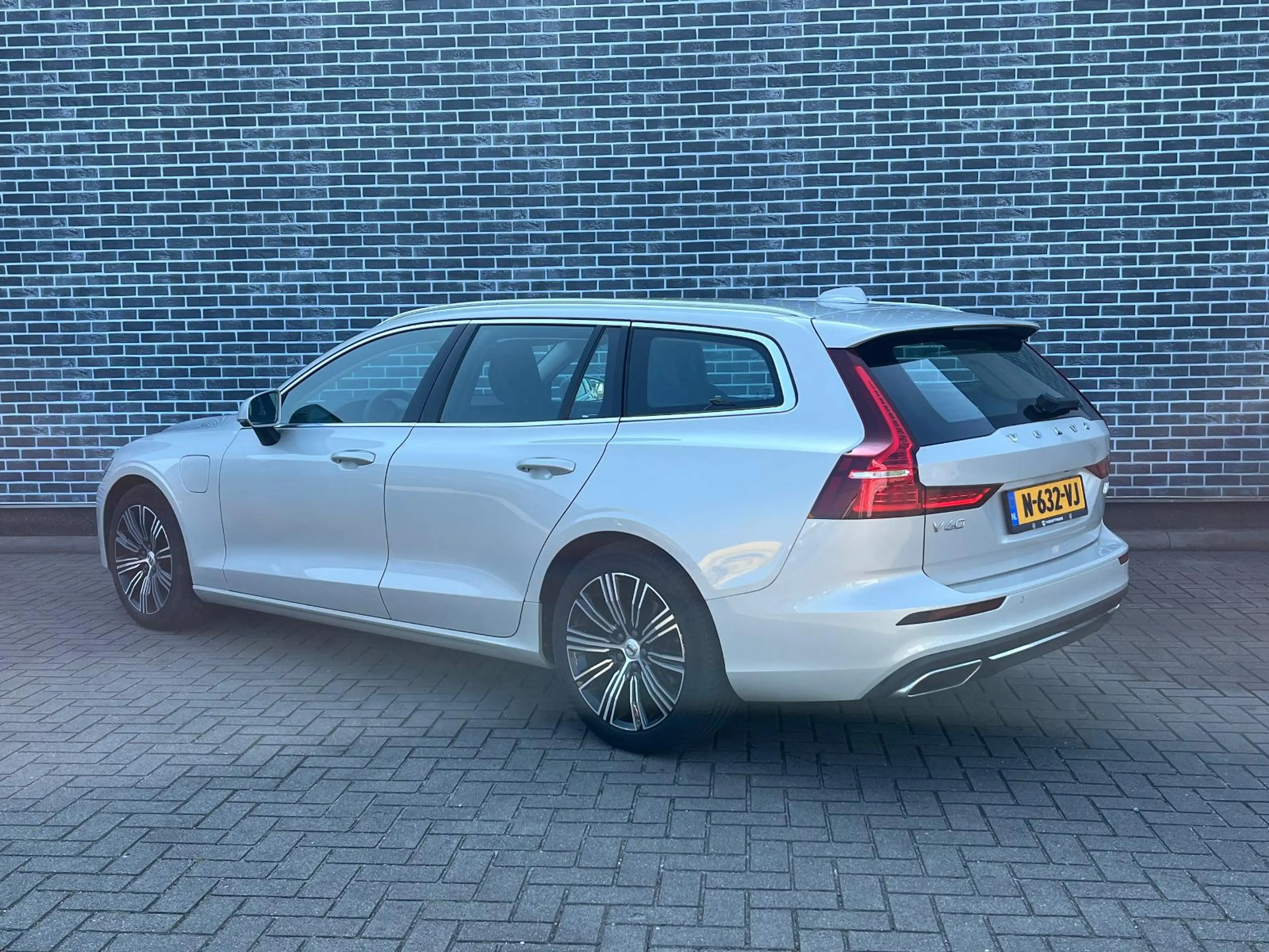 Volvo V60 2.0 T6 Recharge AWD Inscription Expression | Plug- — photo 4
