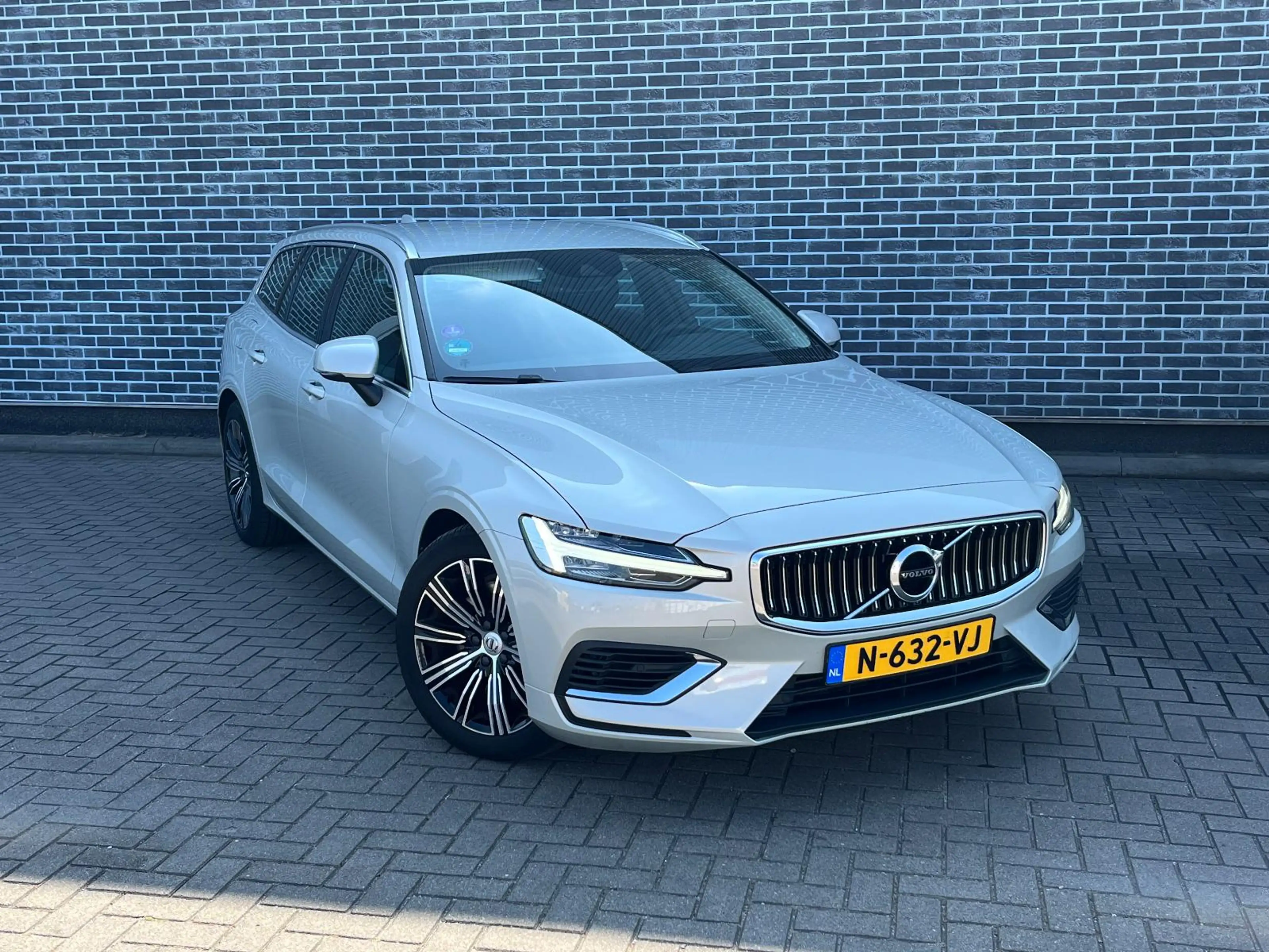 Volvo V60 2.0 T6 Recharge AWD Inscription Expression | Plug- — photo 3