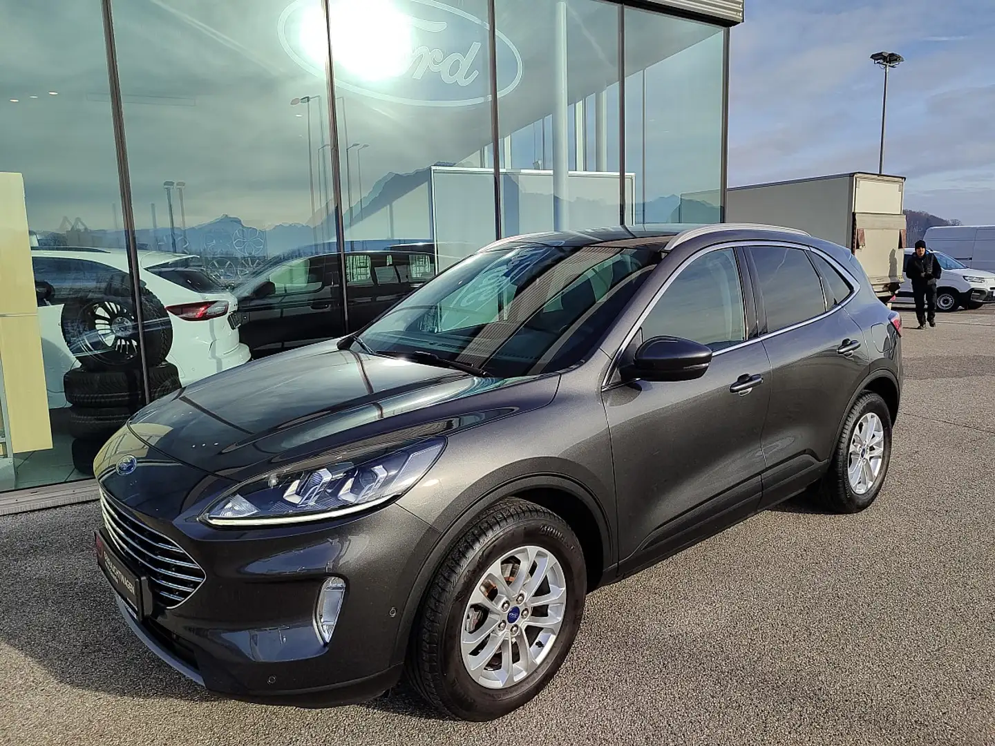 Ford Kuga 1,5 EcoBlue Titanium Aut. Grau - 1