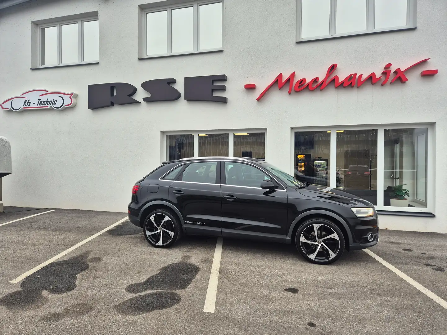 Audi Q3 2,0 TDI Sport quattro,SHZ,Xenon,20Zoll,PDC,Offroad Schwarz - 1